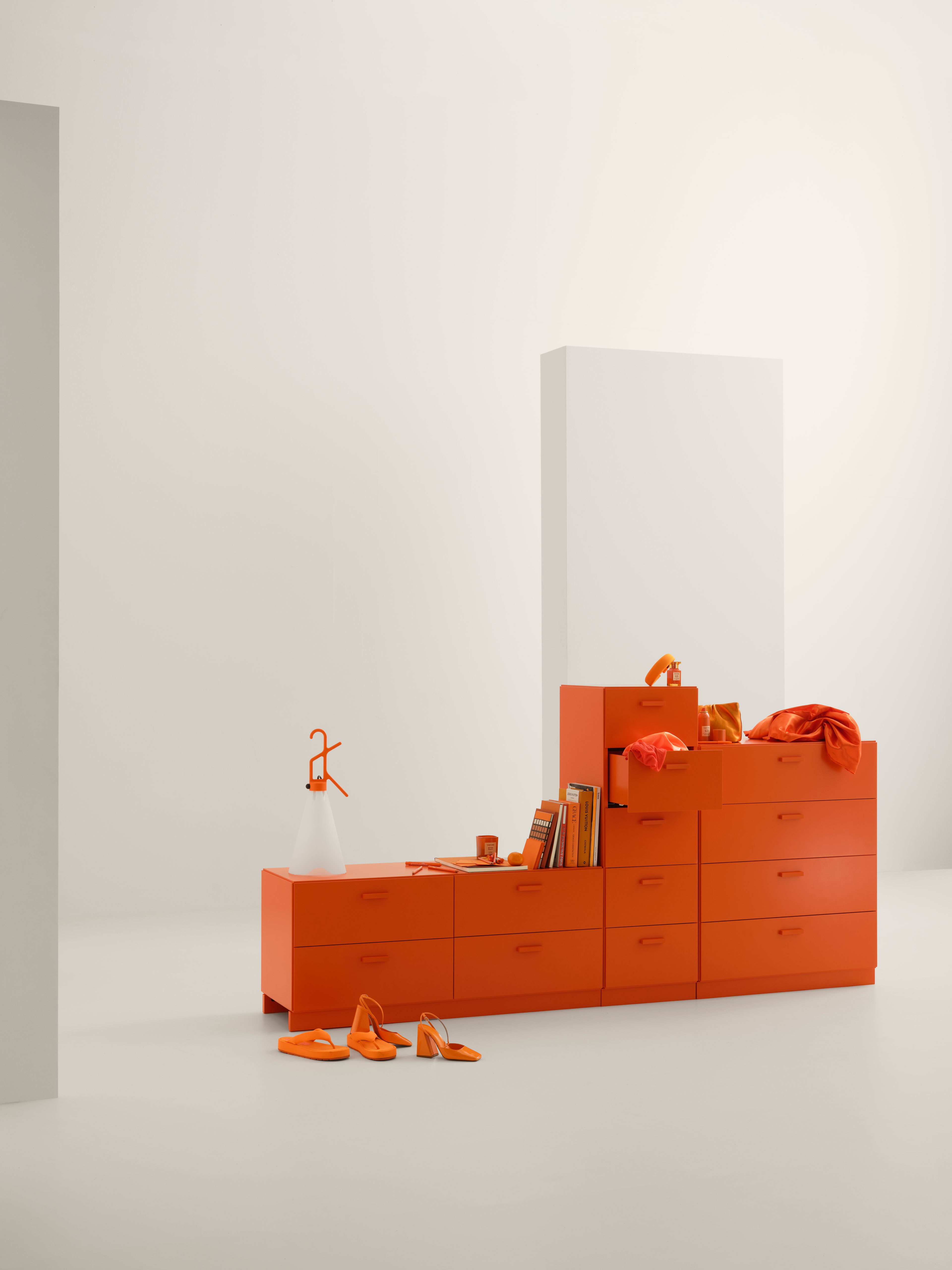 A dynamic combination from Relief. It consists of one tall and one low chest of drawers from Relief. The two drawers are connected into one unit.