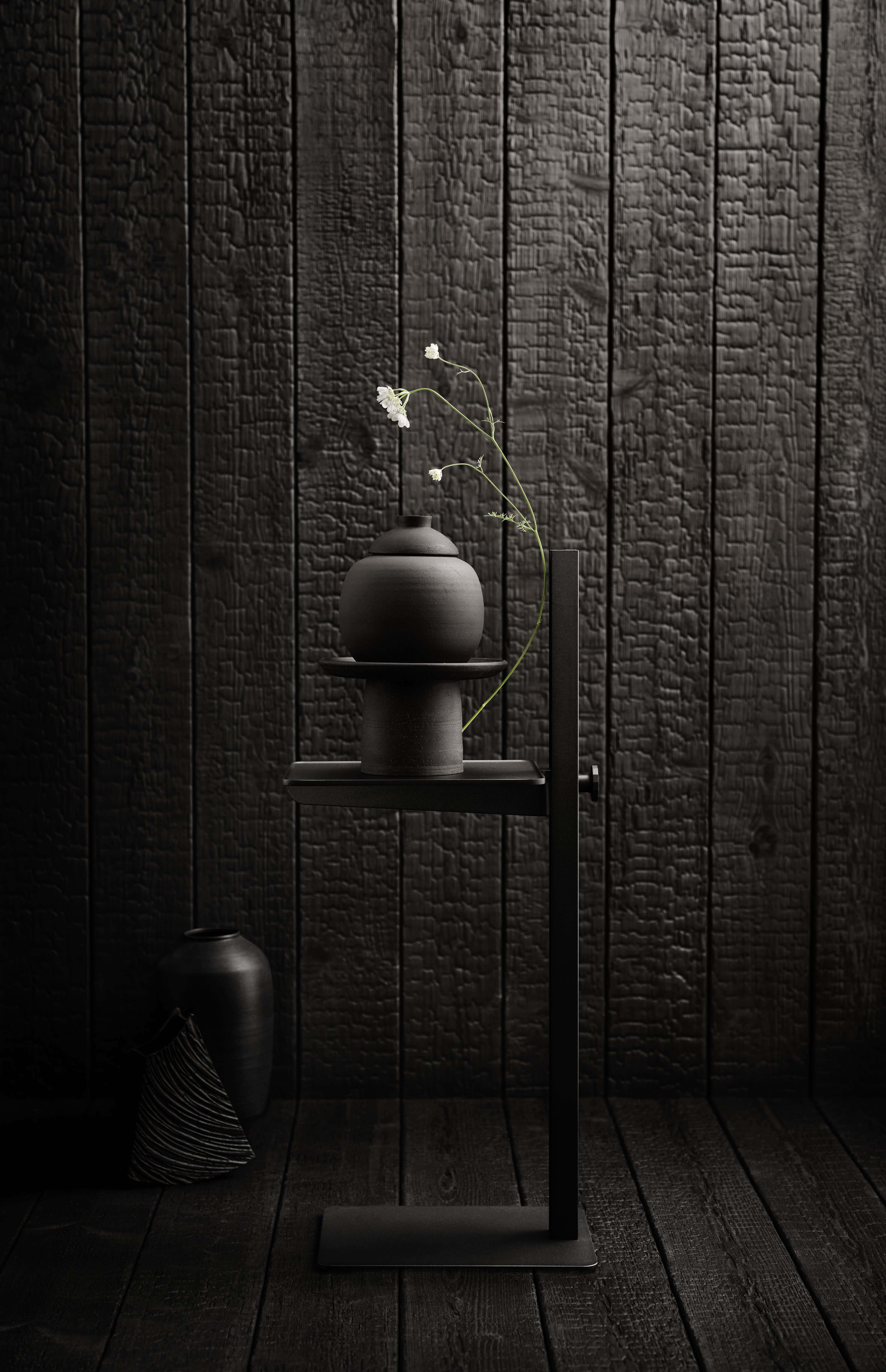 Museum Sidetable är ett höj- och sänkbart bord i aluminium och stål. Det har en mängd användningsmöjligheter så som extrabord vid soffan, sängbord, hallbord eller varför inte en blomsterpiedestal. Sidobordet mäter följande: b24 x d30 x h76,5 cm där högsta höjd är 73 cm och lägsta höjd är 32 cm.