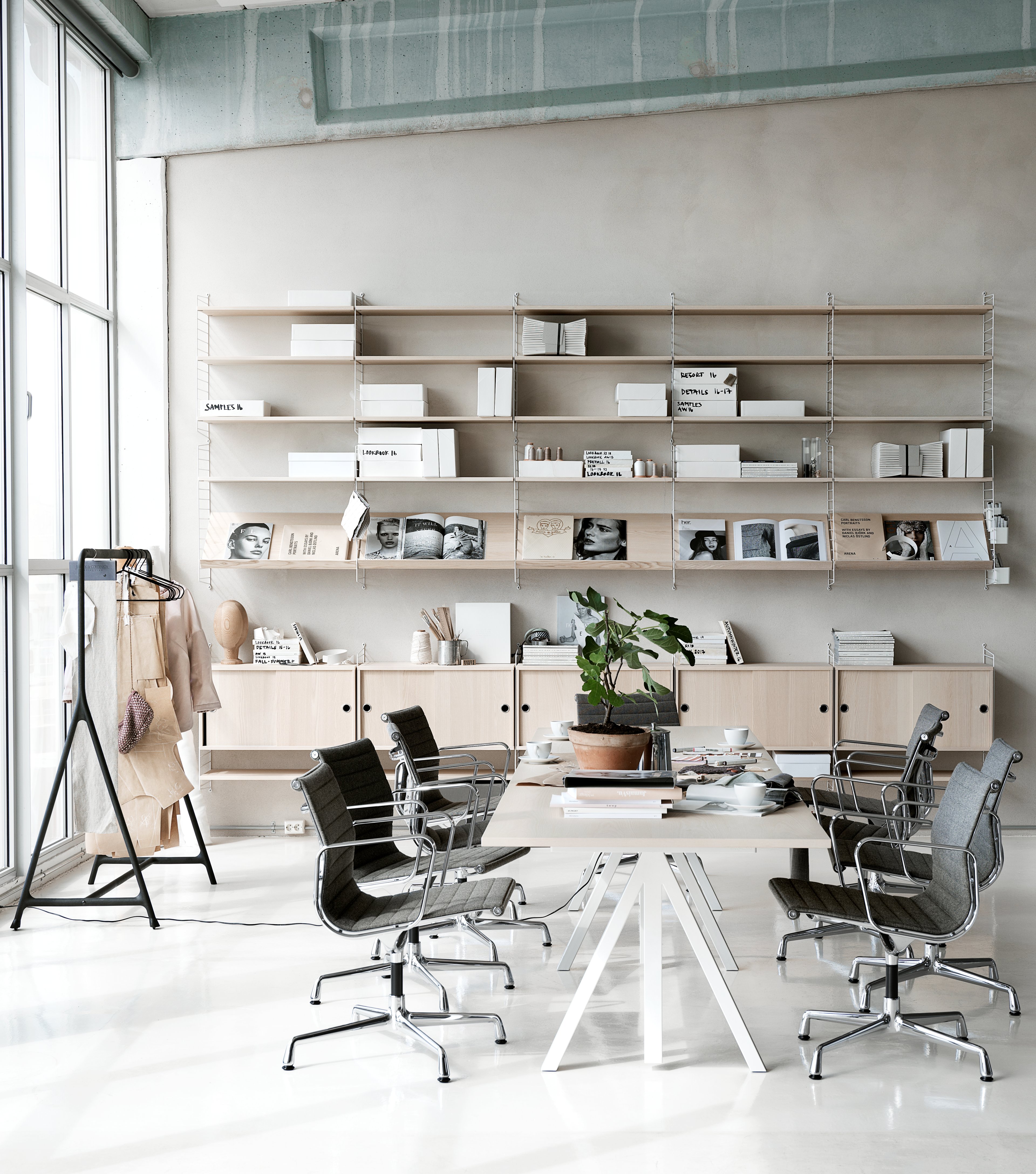 Three-section combination perfect as a stand-alone shelf or as a creative type of bedside table hung above your bed. 50 cm high panels and shelves with a 20 cm depth makes the unit look simple and elegant.