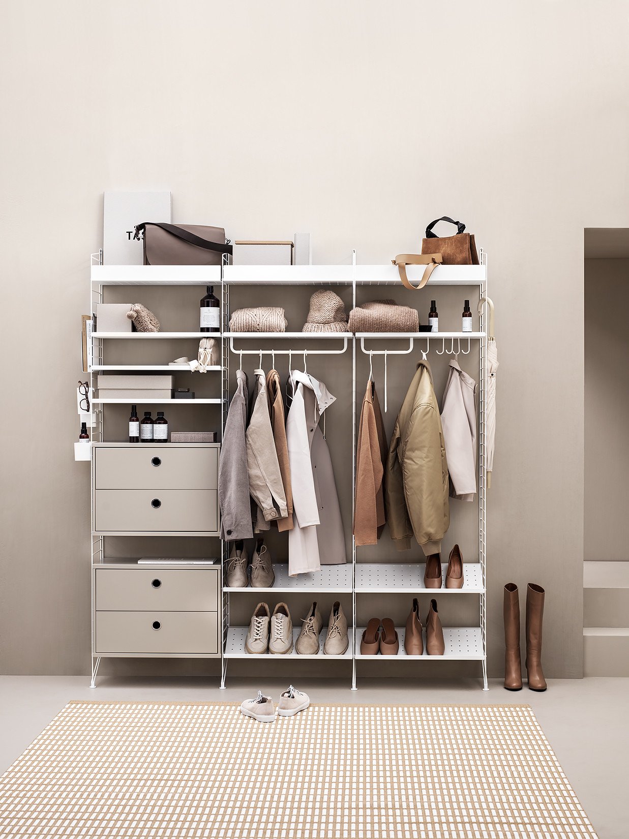 Are you blessed with a spacious hallway? Then we have the perfect solution for you. This combination truly has it all. Drawers, shoe shelves, metal shelves with high and low edge and plenty of opportunities to place the accessories, rods and hooks, wherever you prefer.