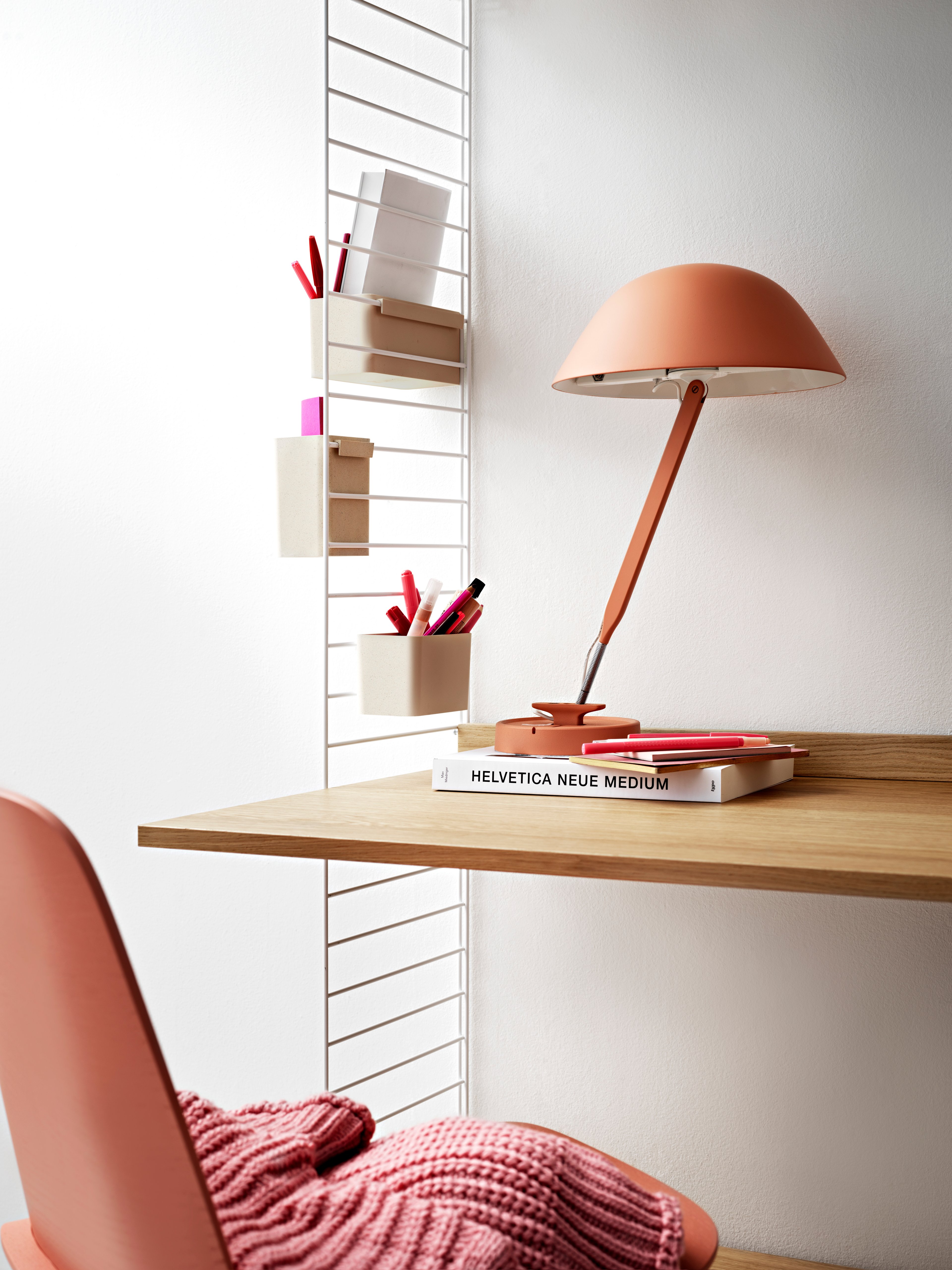 Organizers tillhör utbudet av accessoarer. Organizers passar att hänga på trådgavlar från String® System med 30 cm djup och trådrastret från Works™. Organizers öppnar upp för kreativitet då du kan göra allting från att förvara pennor och linjaler till att plantera växter i dem. Det är även en utmärkt plats för förvaring av köksredskap. Organizers är tillverkade av biokompositmaterial med 40% träfiber. Varje förpackning innehåller tre organizers i följande storlekar: (1) b9 x d7 x h12 cm (2) b20 x d8 x h8 cm (3) b12 x d7,5 x h8 cm.