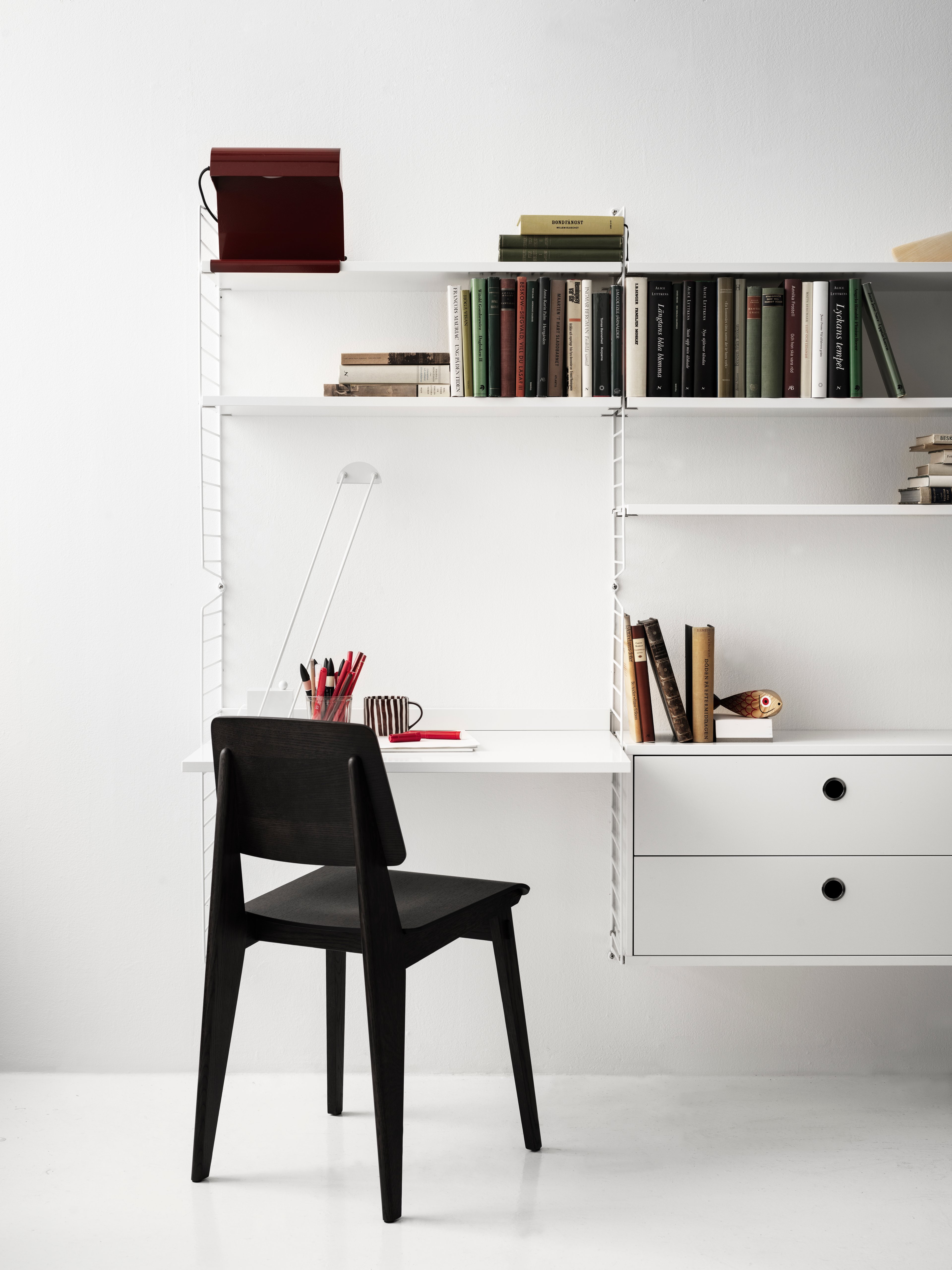 Ganz gleich, ob Sie Ihren Arbeitsplatz im Büro oder zuhause haben – wir haben die passende Lösung für Ihre Anforderungen. Für größere Arbeitsräume bietet sich diese wandhängende Kombination aus mehreren Regalböden, Schrankelementen und einer Schreibtischplatte in der Mitte an.