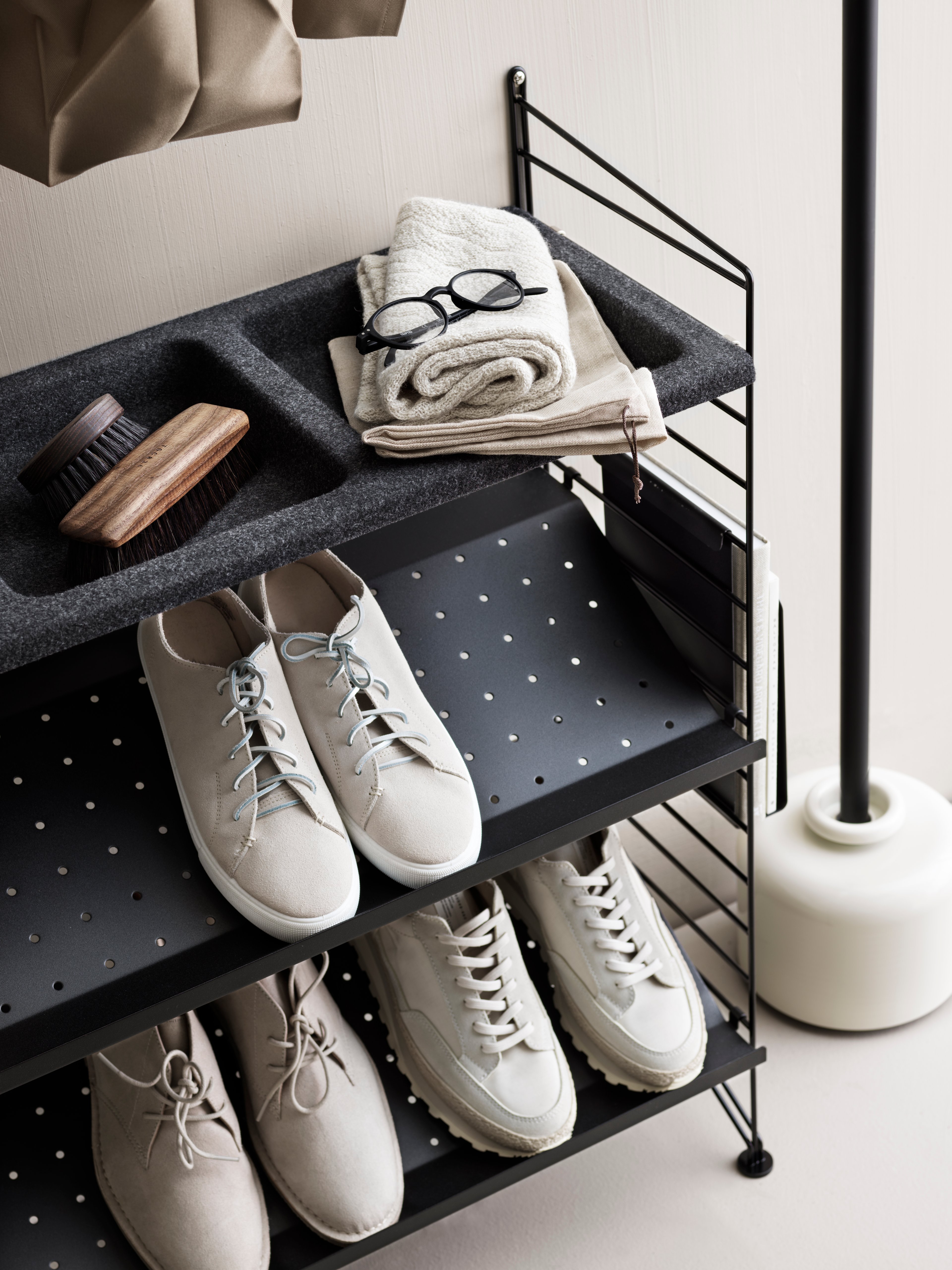 Les étagères à chaussures sont disponibles en deux largeurs, 58 et 78 cm, et en une seule profondeur, 30 cm. Les étagères à chaussures sont compatibles avec les montants grillagés String® System d’une profondeur de 30 cm. Les étagères à chaussures vous aideront à garder votre entrée et votre garde-robe bien rangées. Vous pourrez ranger 2 à 3 paires de chaussures sur une étagère à chaussures de 58 cm de largeur et 4 à 6 paires de chaussures sur une étagère à chaussures de 78 cm de largeur. Chaque emballage contient une étagère à chaussures.