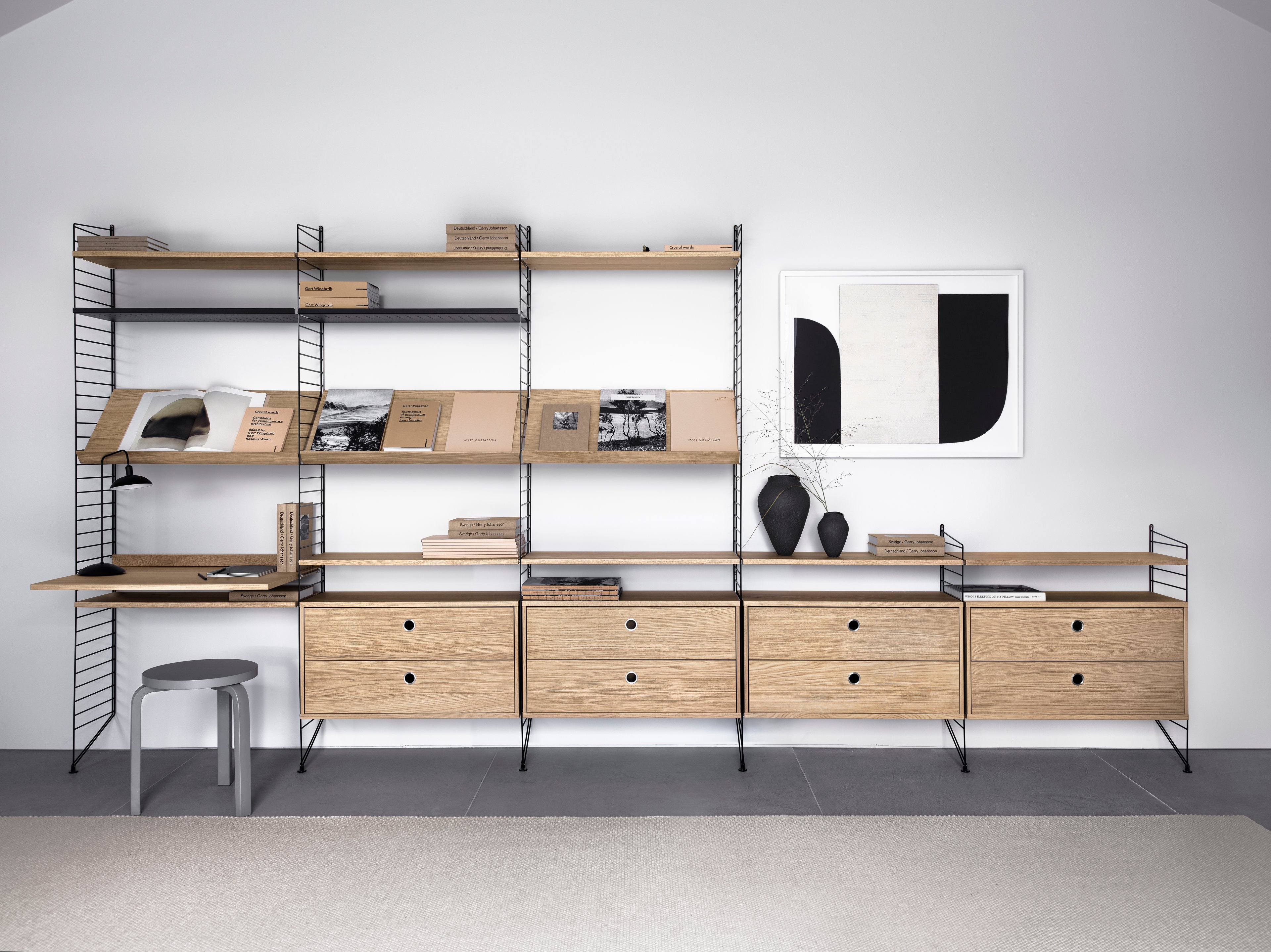 The magazine shelves in wood are available in two widths, 58 and 78 cm, and fit into 30 cm deep wire panels from String® System. The magazine shelves create a dynamic shelving combination where you have room to showcase your favourite books and magazines. Choose among different colours and wood types. Brackets are included in the packaging.