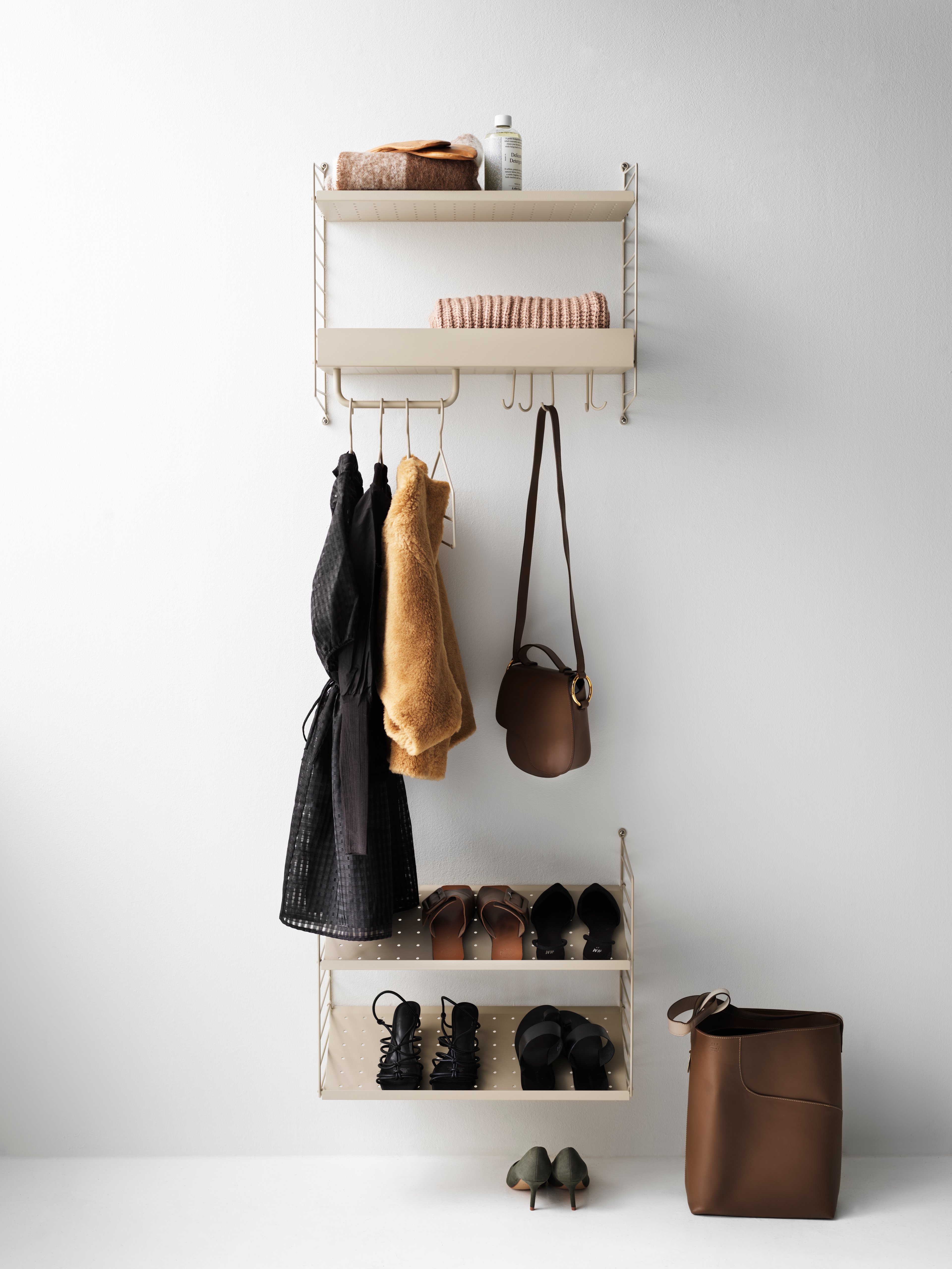 Die Wandleitern sind in den Höhen 50 cm und 75 cm und den Tiefen 20 cm und 30 cm erhältlich. Die Regalleitern sind die Basis für den Aufbau Ihres String Regals. Wenn die Entscheidung zu den Regalleitern gefallen ist, fügen Sie einfach Produkte von String® System hinzu. Sie können zwischen vielen verschiedenen Regalböden und Schrankelementen wählen. Die Wandleitern werden an einer Wand montiert und berühren weder den Boden noch die Decke. So lässt sich das Regalsystem harmonisch in jeden Raum integrieren. Machen Sie Ihr Regal mit Aufbewahrungsboxen oder Haken, die Sie an den Streben der Regalleiter befestigen können, noch funktionaler und individueller. Die Regalleitern sind in zwei verschiedenen Verpackungen erhältlich, entweder mit einer Wandleiter oder mit zwei Wandleitern.