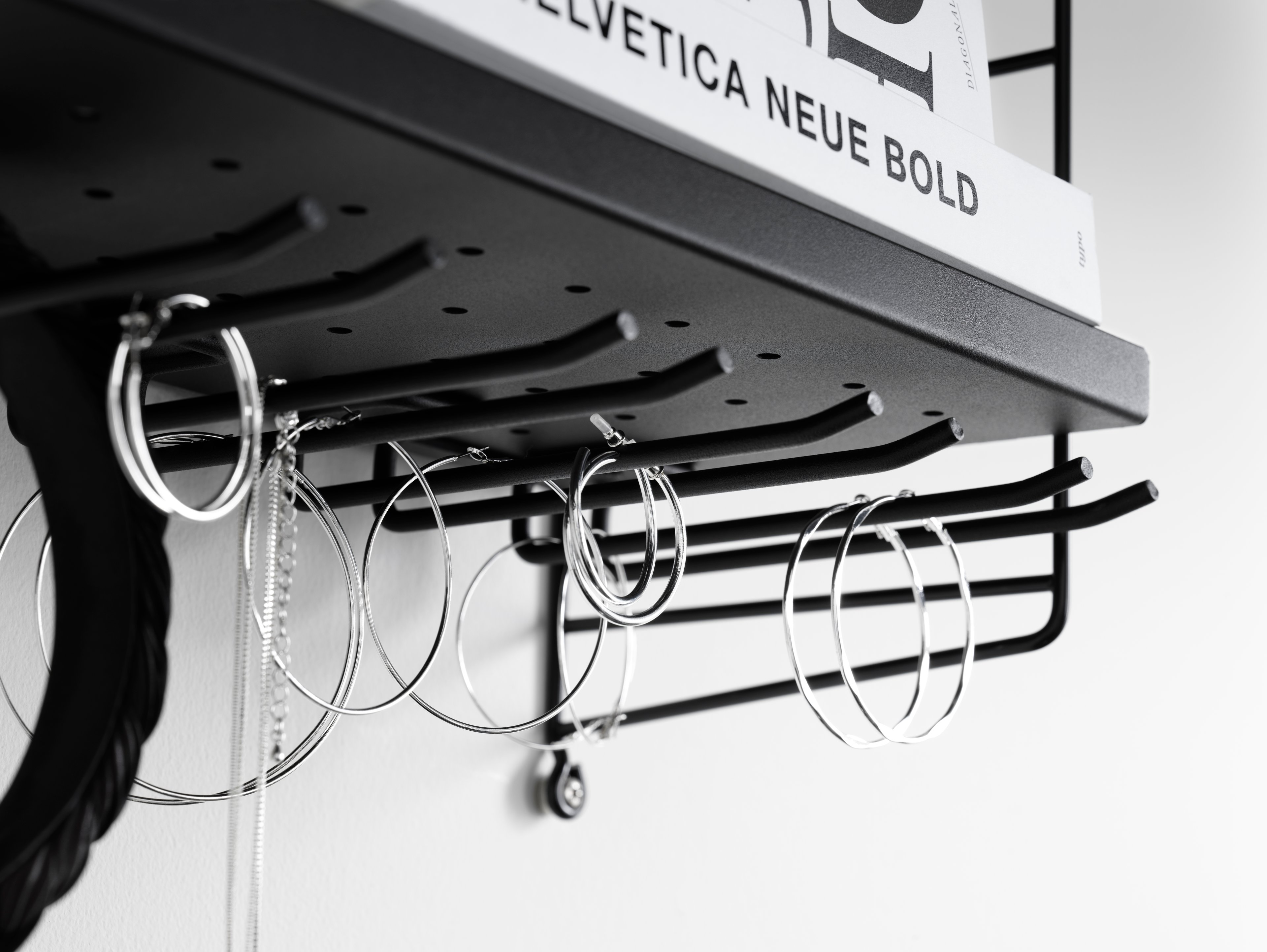 Die Glasaufhängungen sind die perfekte Ergänzung einer Regalkombination mit Regalböden aus Metall oder galvanisierten Regalböden. Sie sind das ideale Küchenzubehör und in den Größen 20 cm und 30 cm erhältlich. Auf die Glasaufhängungen von 20 cm Tiefe passen 2-3 Weingläser (Durchmesser der Öffnung: 7 cm) und auf die Glasaufhängungen von 30 cm Tiefe 3-4 Weingläser. An einem 58 cm breiten Regalboden haben bis zu drei Glasaufhängungen Platz und an einem 78 cm breiten Regalboden bis zu vier. Eine Verpackungseinheit enthält zwei Glasaufhängungen, wobei zu jeder Glasaufhängung zwei Schienensets gehören.
