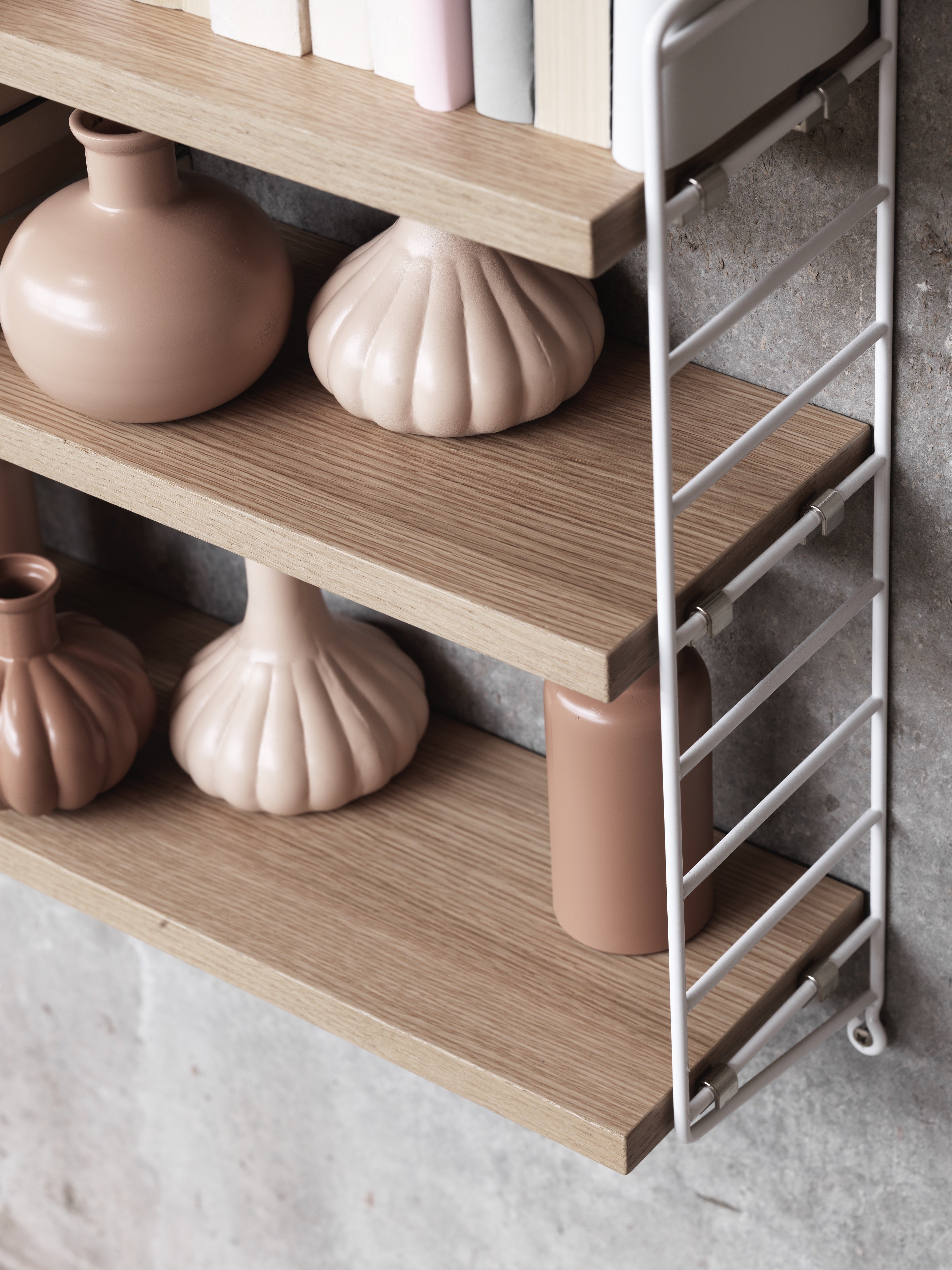 String® Pocket wird als komplettes Regalsystem verkauft, ist aber genauso flexibel wie das String® System. String® Pocket lädt zu Kreativität und individueller Gestaltung ein – Sie können zwei oder drei String® Pocket Regale zu einem großen Regal kombinieren. Kombinieren Sie nach Lust und Laune verschiedene Farben und Holzalternativen passend zu Ihrem Stil und Geschmack. Das Regal ist kompakt und praktisch und macht sich als Nachttisch ebenso gut wie als zusätzliches Regal im Flur. String® Pocket wird als komplette Einheit mit zwei Gitterleitern (Höhe 50 cm) und drei Regalböden (Breite 58 cm und Tiefe 15 cm) verkauft.