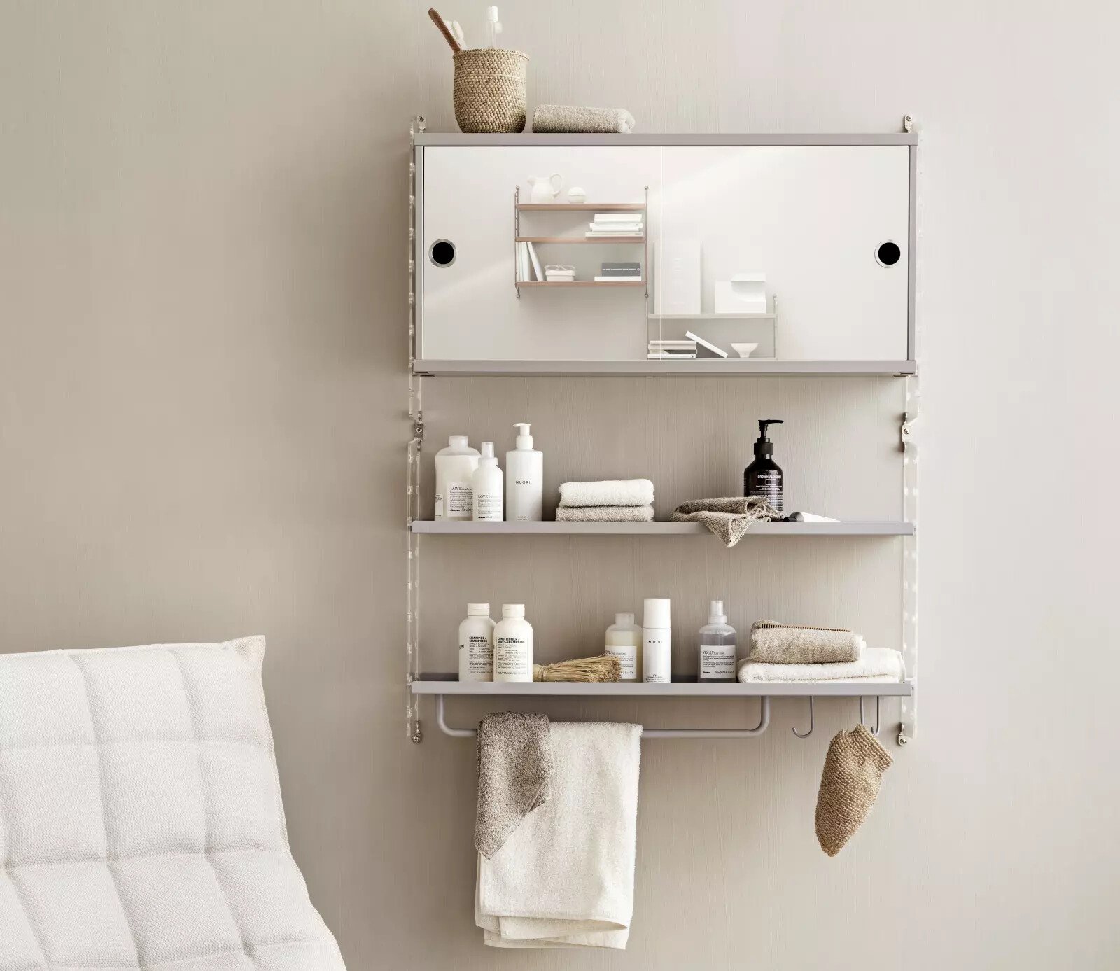Der Vitrinenschrank mit Schiebetüren ist in der Breite 78 cm und der Tiefe 20 cm erhältlich. Das Schrankelement passt zu allen Regalleitern aus Metallgitter und Plexiglas von String® System mit einer Tiefe von 20 cm. Das Schrankelement ist eine tolle Ergänzung zu Ihrer Badezimmerkombination. Die Spiegel-Schiebetüren gleiten sanft zu beiden Seiten – perfekt für die Aufbewahrung von Zahnbürsten und anderen Körperpflegeartikeln, die nicht einfach so herumstehen sollen. Der Vitrinenschrank hat innen eine Glasablage, die versetzt werden kann. Das Schrankelement hat folgende Innenmaße: B 74 x T 16 x H 33 cm. Das Schrankelement wird zerlegt geliefert.