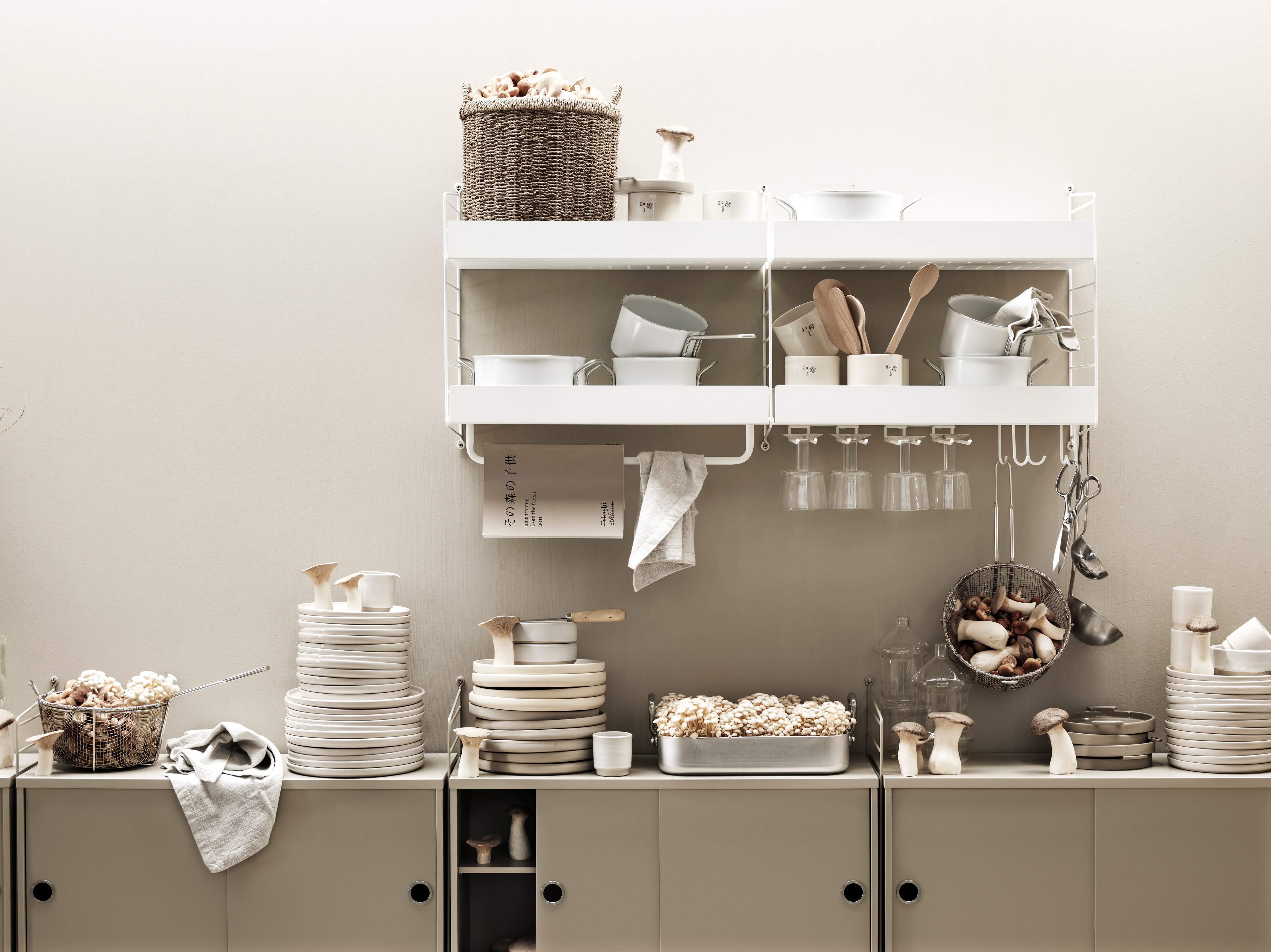 A complete kitchen solution with the possibility to store your kitchen utensils on either shelves or by hanging them from the hooks and rods.