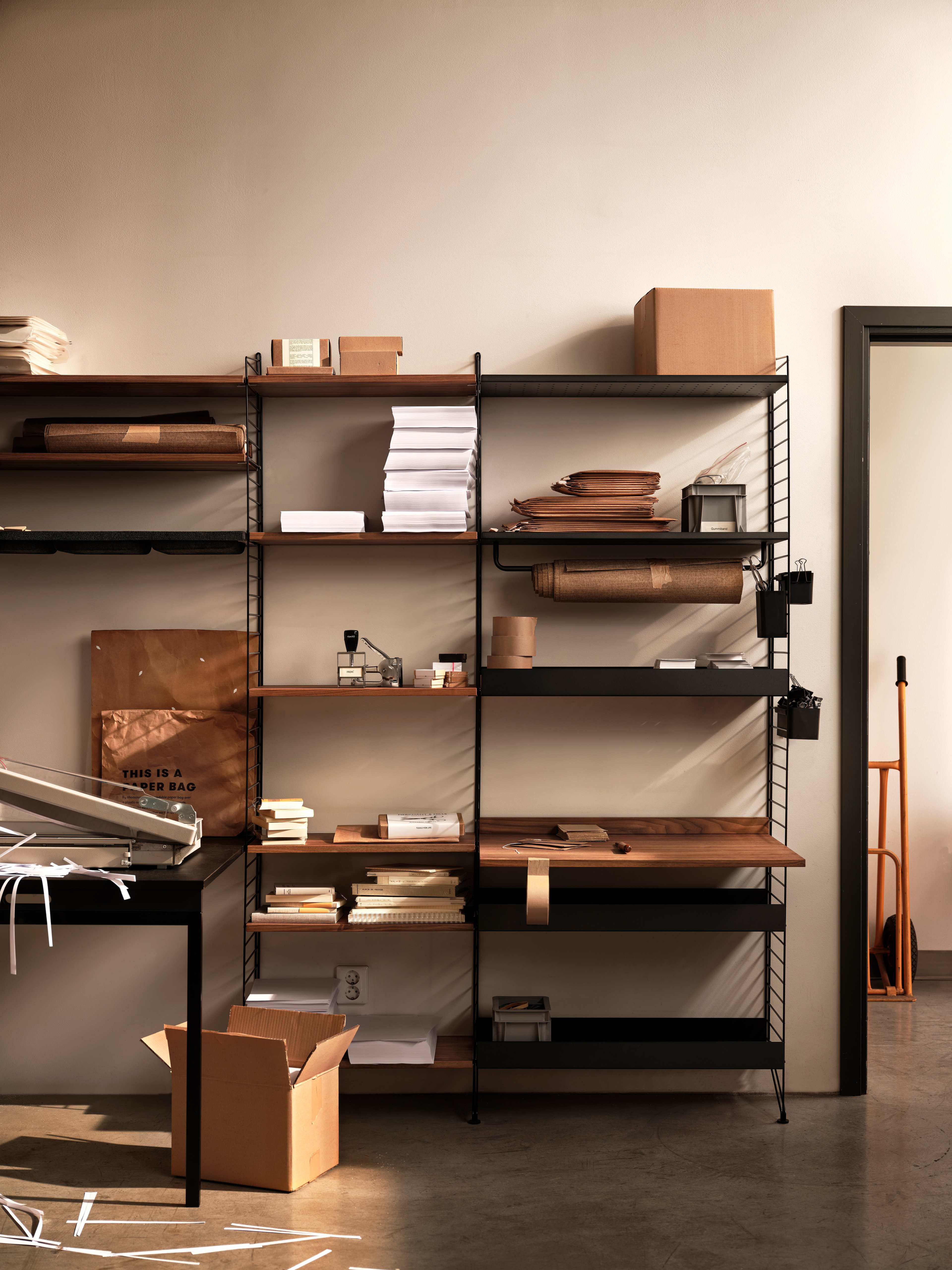 The work desk is available in one size, 78x58 cm and fits into wire panels from String® System with depth 30 cm. The work desk can easily be adjusted to your preferred height and can be used in an office, kitchen, hallway, or any other room where you might have the need for an additional table. Make your workspace complete by mounting a works drawer underneath the work desk where you can store pens, notebooks, and such. Each packaging contains one work desk, one ledge to place against the wall to stabilize the work desk along with brackets. Choose among different colours and wood types.