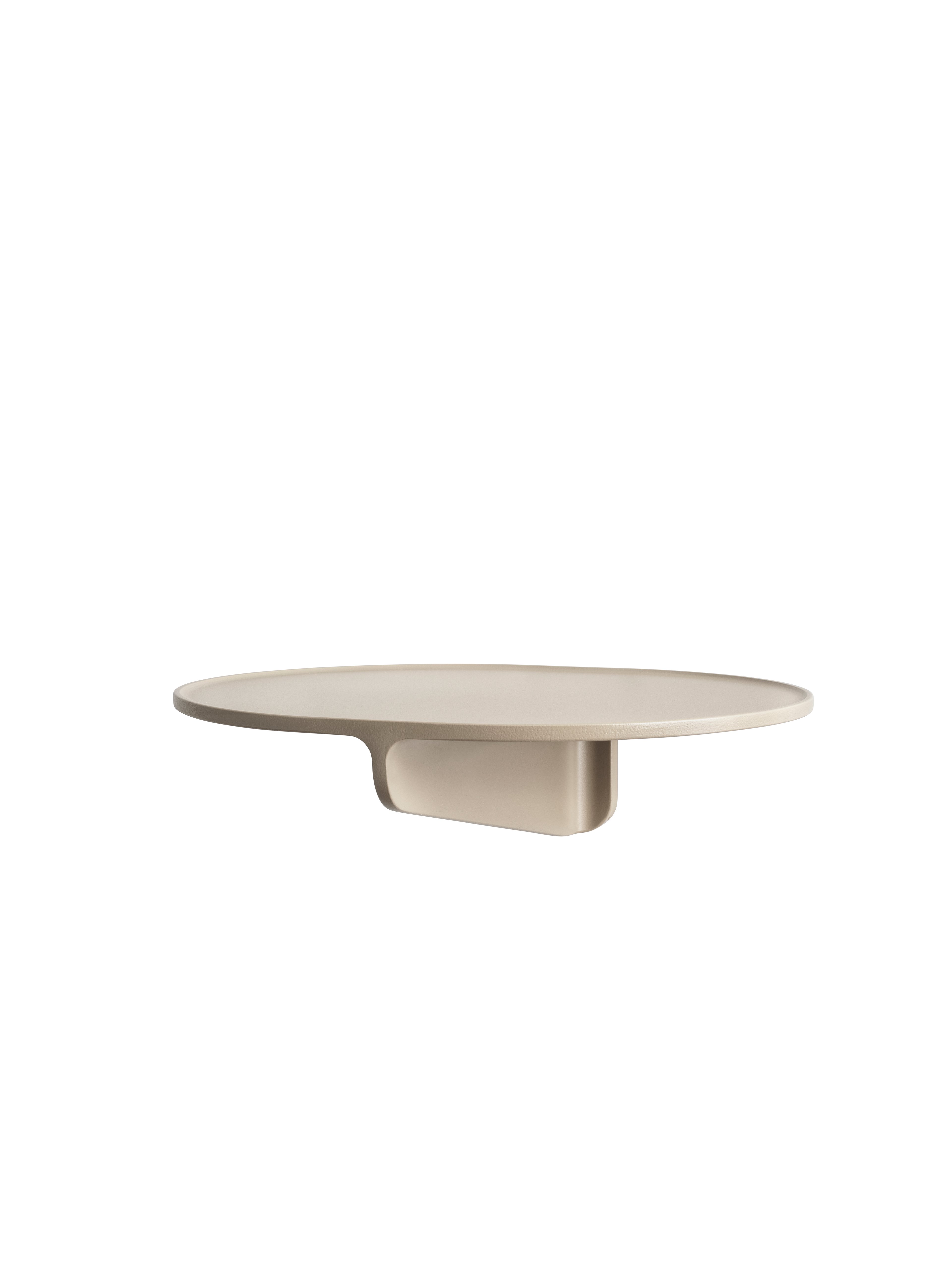 La Museum NM&.045 est une console en aluminium. À l’origine, elle a été conçue pour le Musée national suédois où elle est utilisée pour exposer des œuvres d’art dans le café et le restaurant du musée afin que les visiteurs puissent les admirer. L’étagère peut aussi bien être utilisée comme table de nuit que comme étagère supplémentaire dans votre entrée afin d’y déposer vos clés ou un joli vase. L’étagère possède les dimensions suivantes : l28 x p24 x h8 cm.