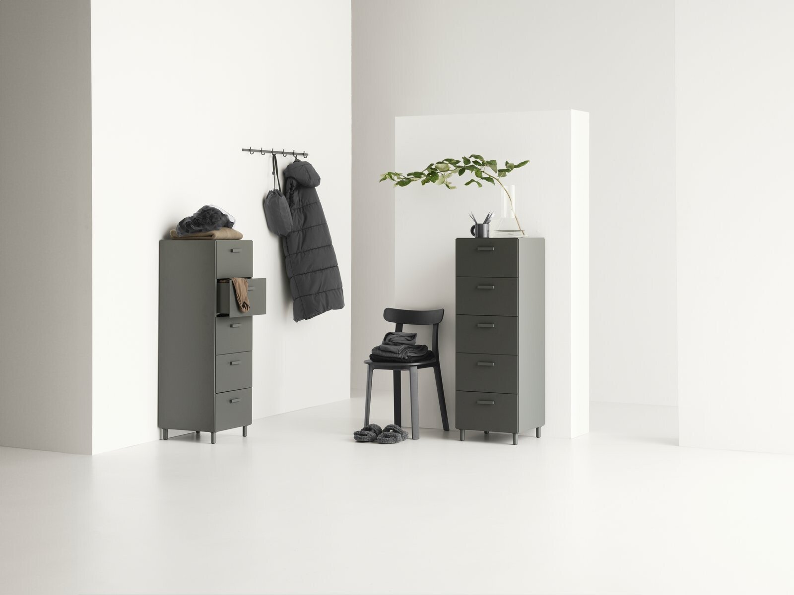 Hook rail from the Relief assortment. Available in three different sizes reflecting the widths of the chests of drawers from Relief. The smallest is 41 cm, the medium-sized is 82 cm, and the largest is 123 cm.