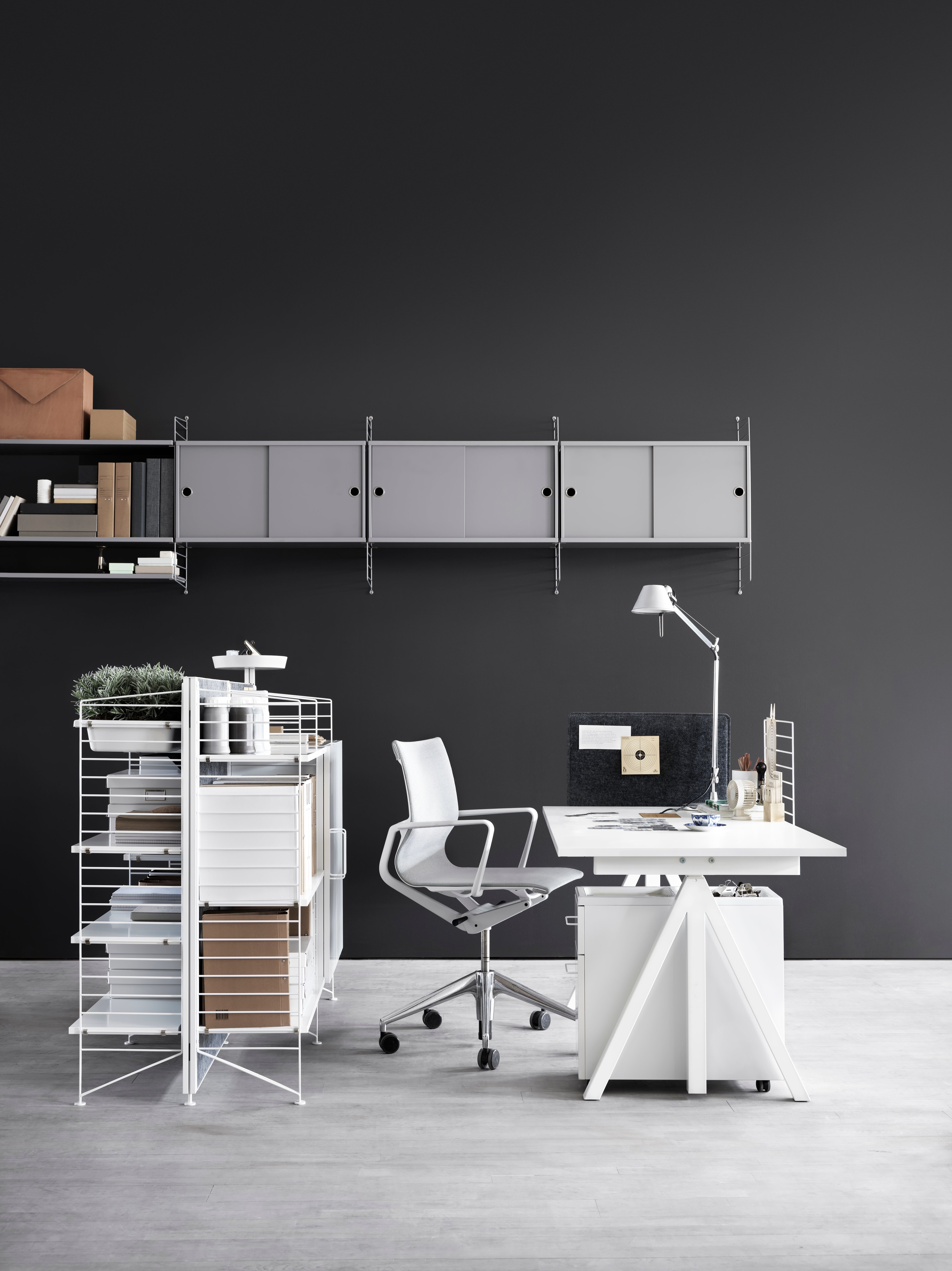 La bureau ajustable Works permet de créer des espaces de travail flexibles et ergonomiques. Le bureau se compose d’une base ajustable et d’un bureau. Les bureaux de 78 cm de profondeur sont disponibles en trois largeurs : 120, 140 et 160 cm. Le bureau d’une profondeur de 90 cm, permettant de créer une table de réunion ou un plus grand espace de travail, est disponible en une seule largeur, 180 cm. La hauteur maximale de la base est de 118,5 cm et la hauteur minimale est de 71,5 cm. Elle convient ainsi à tous les bureaux.