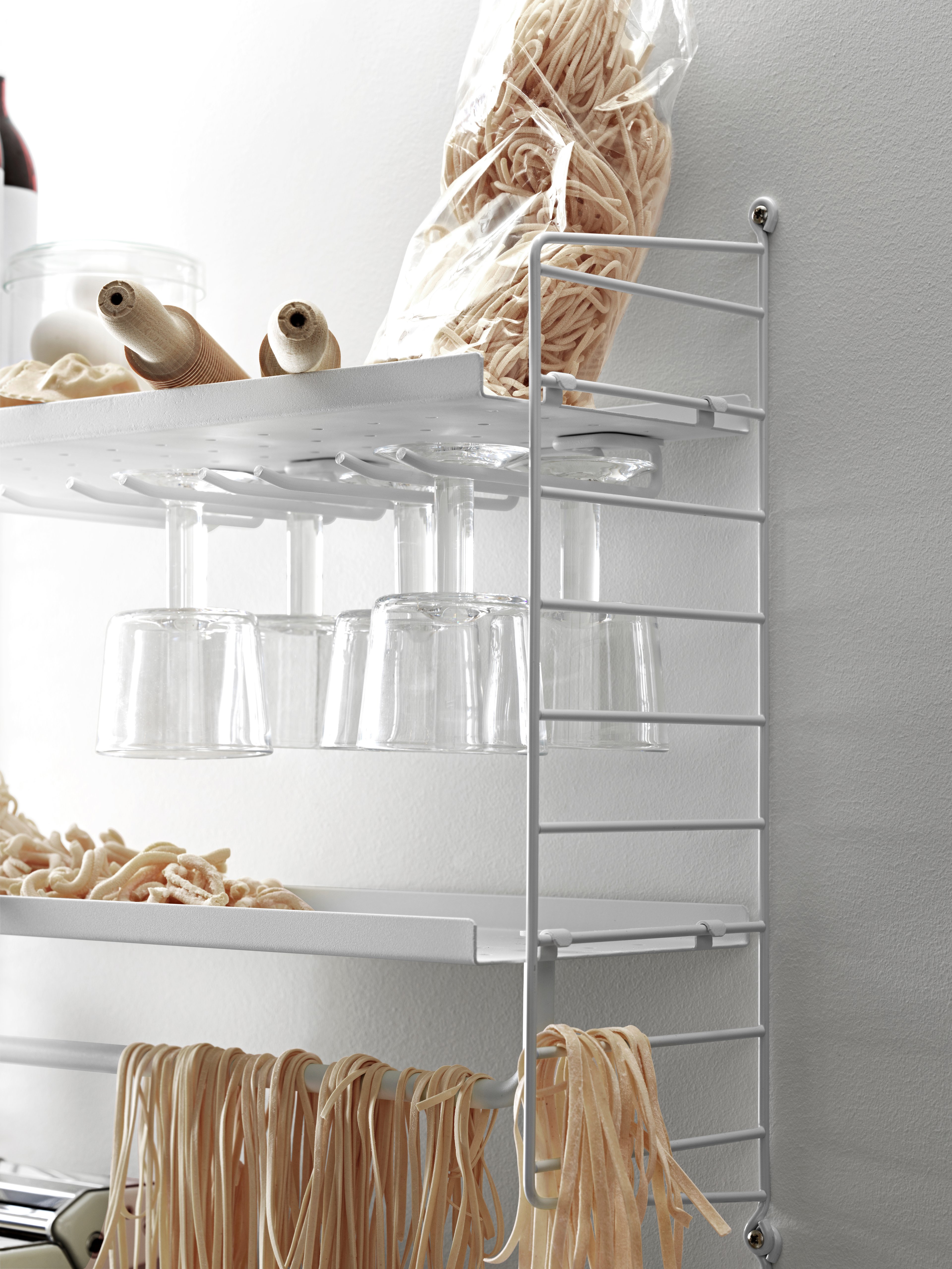 Spjuten är framtagna för att optimera en kombination med metallhyllplan eller galvaniserade hyllplan. Det är den optimala accessoaren för din kökskombination och finns i två djup, 20 cm och 30 cm. Antal vinglas (7 cm kupdiameter) som får plats är: spjut 20 cm djup rymmer 2–3 vinglas och spjut 30 cm djup rymmer 3–4 vinglas. Ett 58 cm brett metallhyllplan rymmer 3 spjut och ett 78 cm brett rymmer 4. Varje förpackning innehåller två spjut, där varje spjut har två uppsättningar av skenor.