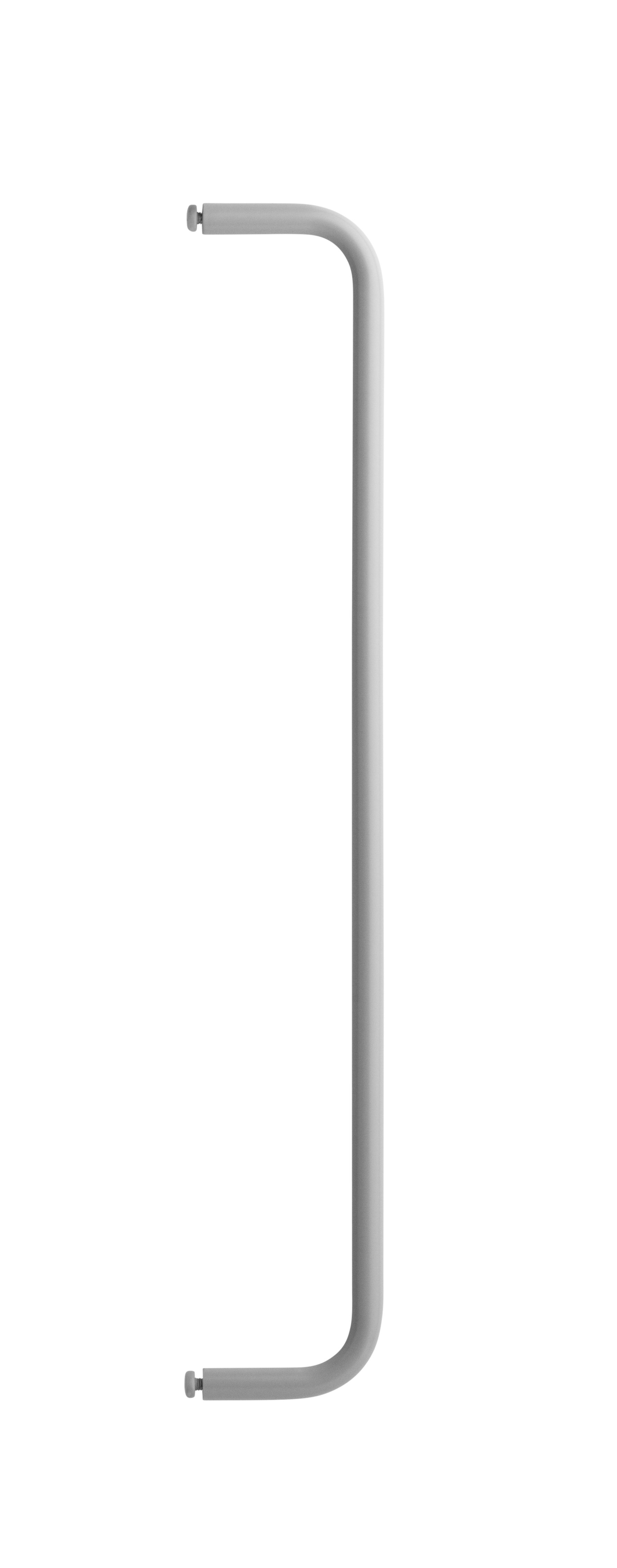 Mit den Stangen passend zu den Regalböden aus Metall und den galvanisierten Regalböden können Sie Ihre Regalkombination optimieren. Die Stangen sind in folgenden Breiten erhältlich: 24 cm, 53 cm und 72 cm. Die Stangen mit den Breiten 53 cm und 72 cm müssen über die Breite des Regals montiert werden, während die 24 cm breite Stange über die Breite oder in die Tiefe montiert werden kann, sofern der Regalboden eine Tiefe von 30 cm hat. Die Stangen erhöhen die Funktionalität und bieten Raum für weitere kreativere Aufbewahrungslösungen. Sie sind das optimale Zubehör für Ihr Flur- oder Garderobenregal, da die Kleiderbügel von String® System daran aufgehängt werden können. Außerdem finden dort auch Schals, Tücher oder auch die Hundeleine Platz. Eine Verpackungseinheit enthält eine Stange.