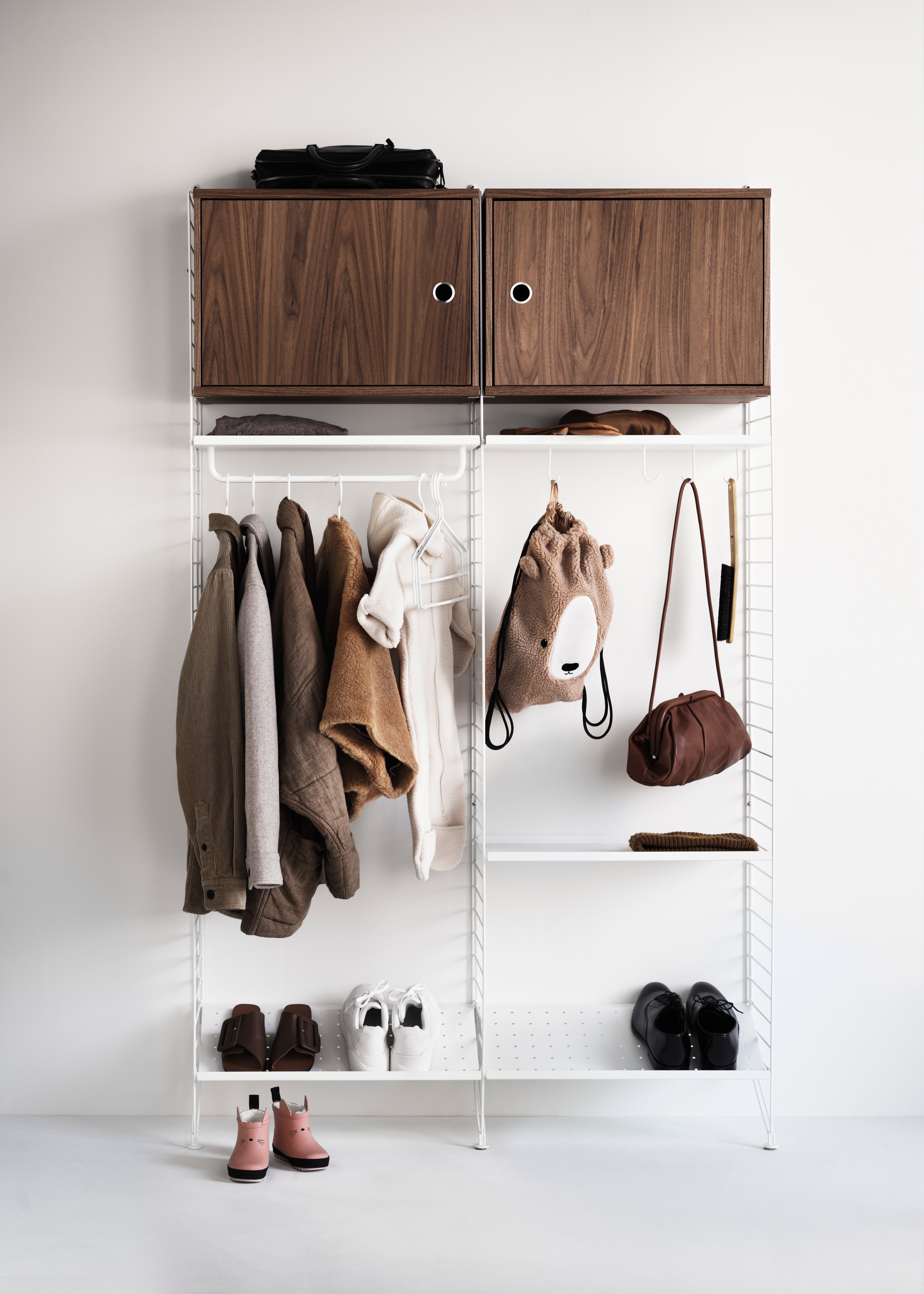 Das Schrankelement mit Schwenktür ist in der Breite 58 cm und der Tiefe 30 cm erhältlich. Das Schrankelement passt zu allen Regalleitern aus Metallgitter und Plexiglas von String® System mit einer Tiefe von 30 cm. Es sieht sehr stylisch aus, wenn Sie mit einem auffälligeren Element, beispielsweise einem Schrankelement, Akzente in Ihrem Regalsystem setzen. Außerdem gewinnen Sie dadurch mehr Stauraum. Die Tür kann an jeder Seite des Schrankelements angebracht werden. Das Schrankelement besteht aus einem Einlegeboden, der versetzt werden kann. Die Innenmaße betragen: T 54 x T 26 x H 38 cm. Das Schrankelement wird zerlegt geliefert.