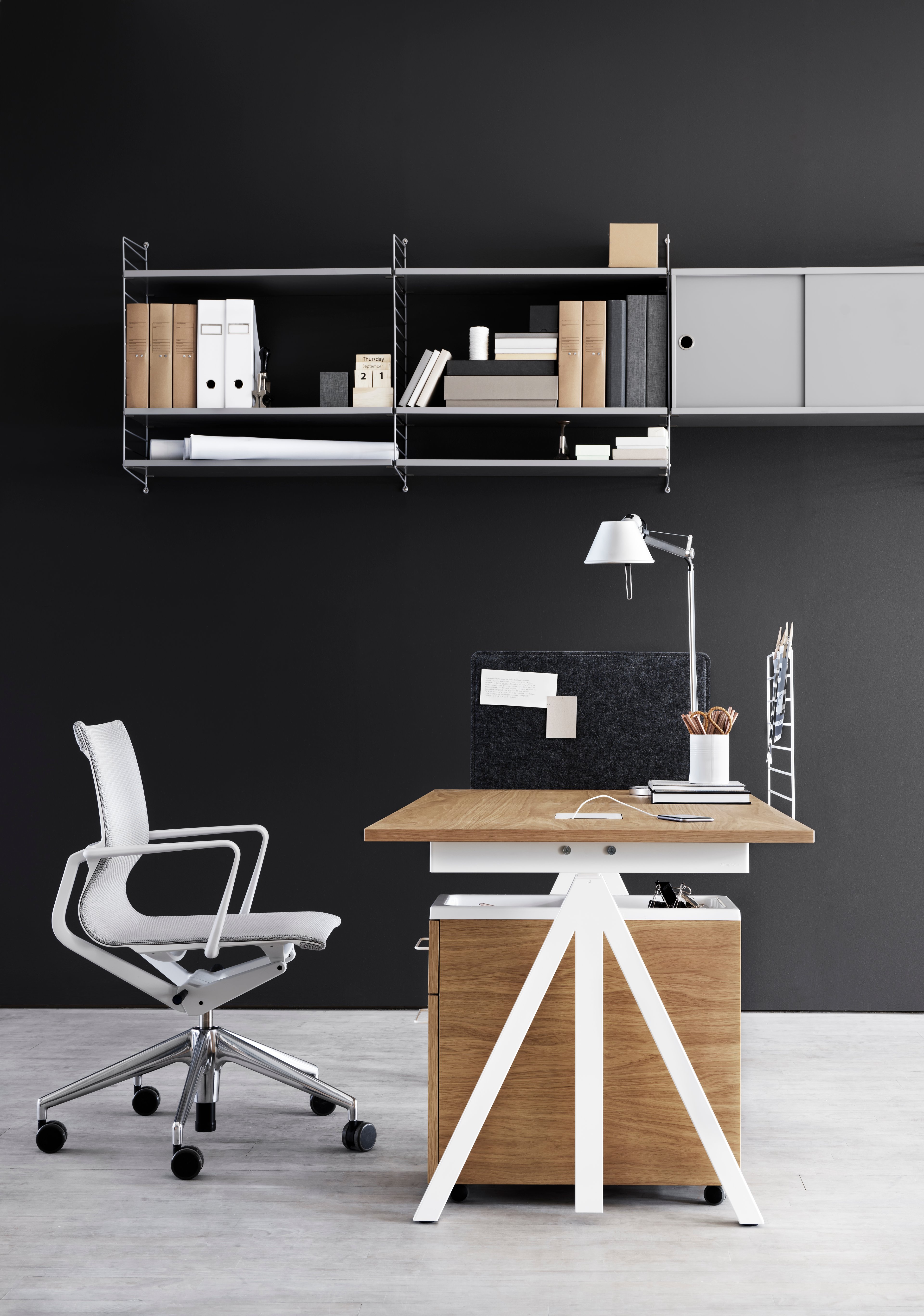 Dank seines einzigartigen Designs können Sie mit dem Arbeitstisch von Works eine flexible Arbeitsumgebung schaffen. Der Arbeitstisch besteht aus einem festen Tischgestell und einer Tischplatte mit einem Deckel zur Kabeldurchführung. Die Höhe kann um 1 cm verstellt werden. Die Arbeitstische mit einer Tiefe von 78 cm sind in drei Breiten erhältlich: 120, 140 und 160 cm Der Arbeitstisch mit 90 cm Tiefe ist als Besprechungstisch oder für einen größeren Arbeitsbereich gedacht und daher nur in der Breite 180 cm erhältlich. Das Tischgestell (einschließlich Tischplatte) hat eine Höhe von 72,5 cm und passt zu allen Arbeitstischen.