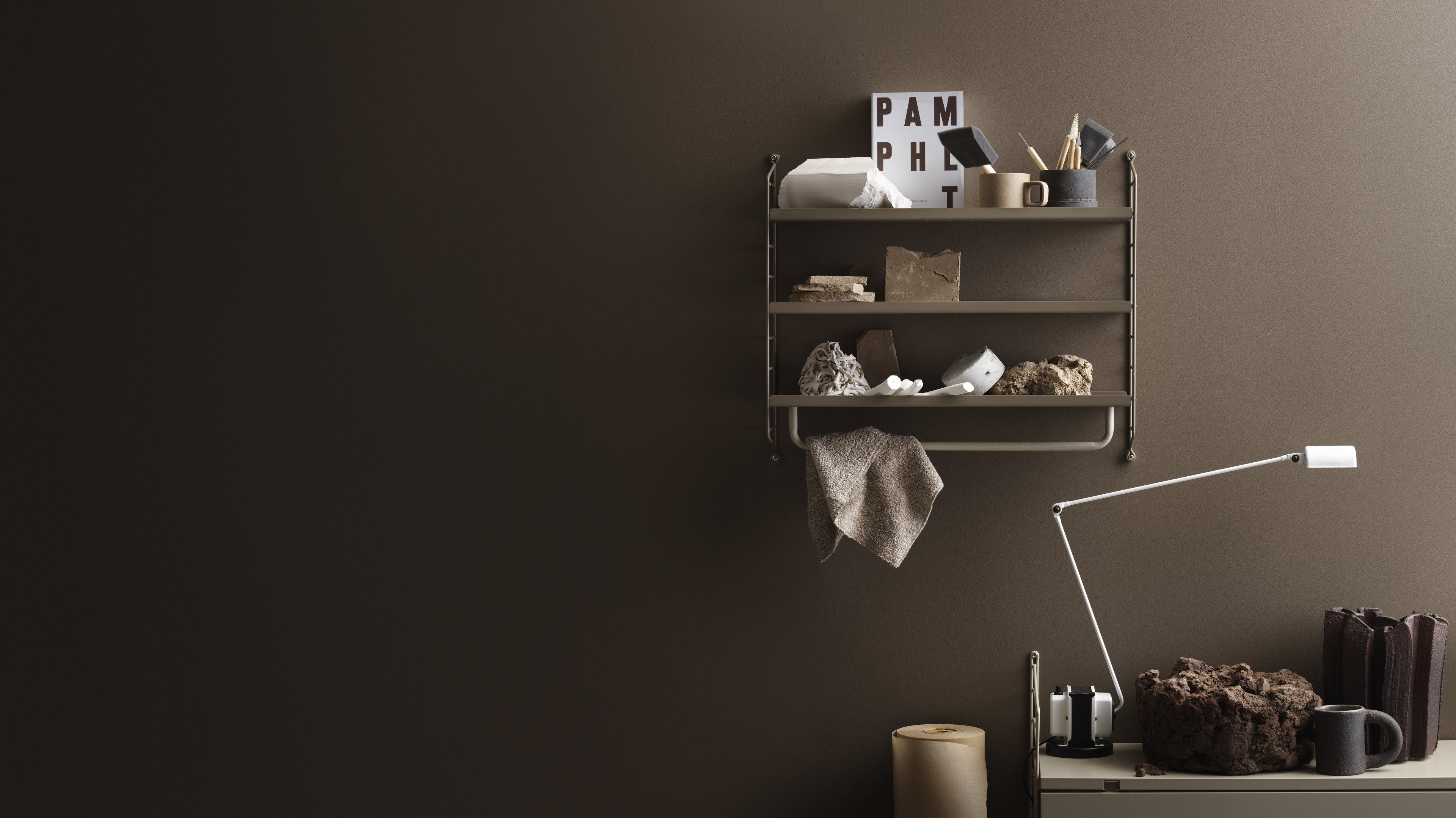 Stängerna är framtagna för att optimera en kombination och passar tillsammans med metallhyllplan eller galvaniserade hyllplan. Stängerna finns i följande bredder: 24 cm, 53 cm och 72 cm. Stängerna med bredd 53 cm och 72 cm måste monteras längs med hyllplanets bredd medan stången som mäter 24 cm går att montera både längs hyllans bredd och djup, förutsatt att hyllplanets djup är 30 cm.  Stängerna ökar funktionaliteten och göra det möjligt för fler och kreativa förvaringslösningar. De är optimala accessoarer för din hall- eller garderobskombination då de gör det möjligt att addera galgar från String System. Det är även en utmärkt plats att hänga upp halsdukar, sjalar och hundkoppel. Varje förpackning innehåller en stång.