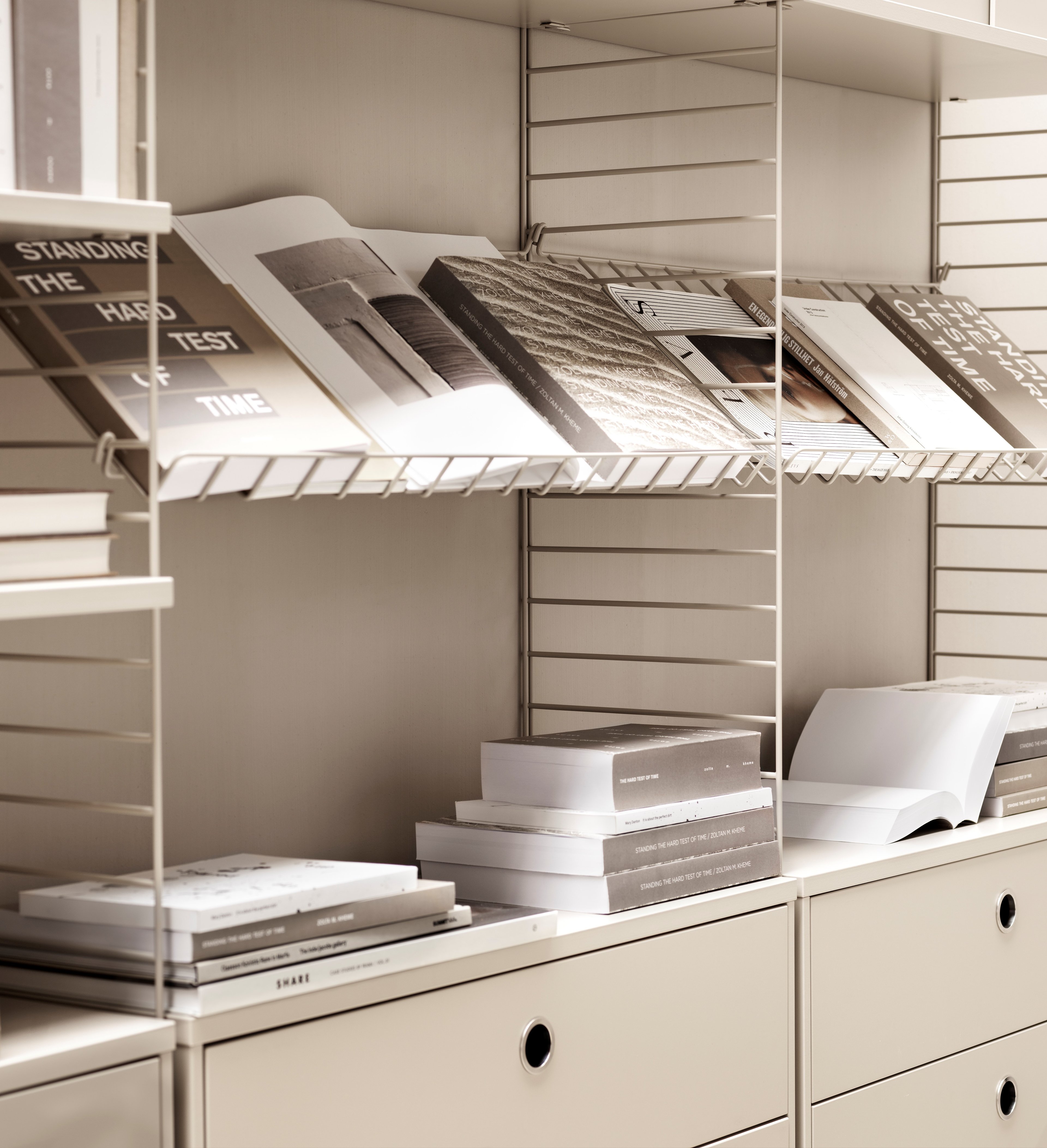 The floor panels are available in three heights, 85 cm, 115 cm, 200 cm along with one depth, 30 cm. The panels are the base when building your string shelf. When the panels are decided you can start adding products with 30 cm depth from String® System. Choose among shelves, cabinets, drawers, magazine shelves and more. The foot of the floor panel rests against the floor which makes the shelf stable while appearing light and airy. Make your shelf even more functional and unique by adding organizers, knife holder or a magazine holder, which all are placed on the panel’s threads. The panels come in two different packaging’s, either with one floor panel or two floor panels.