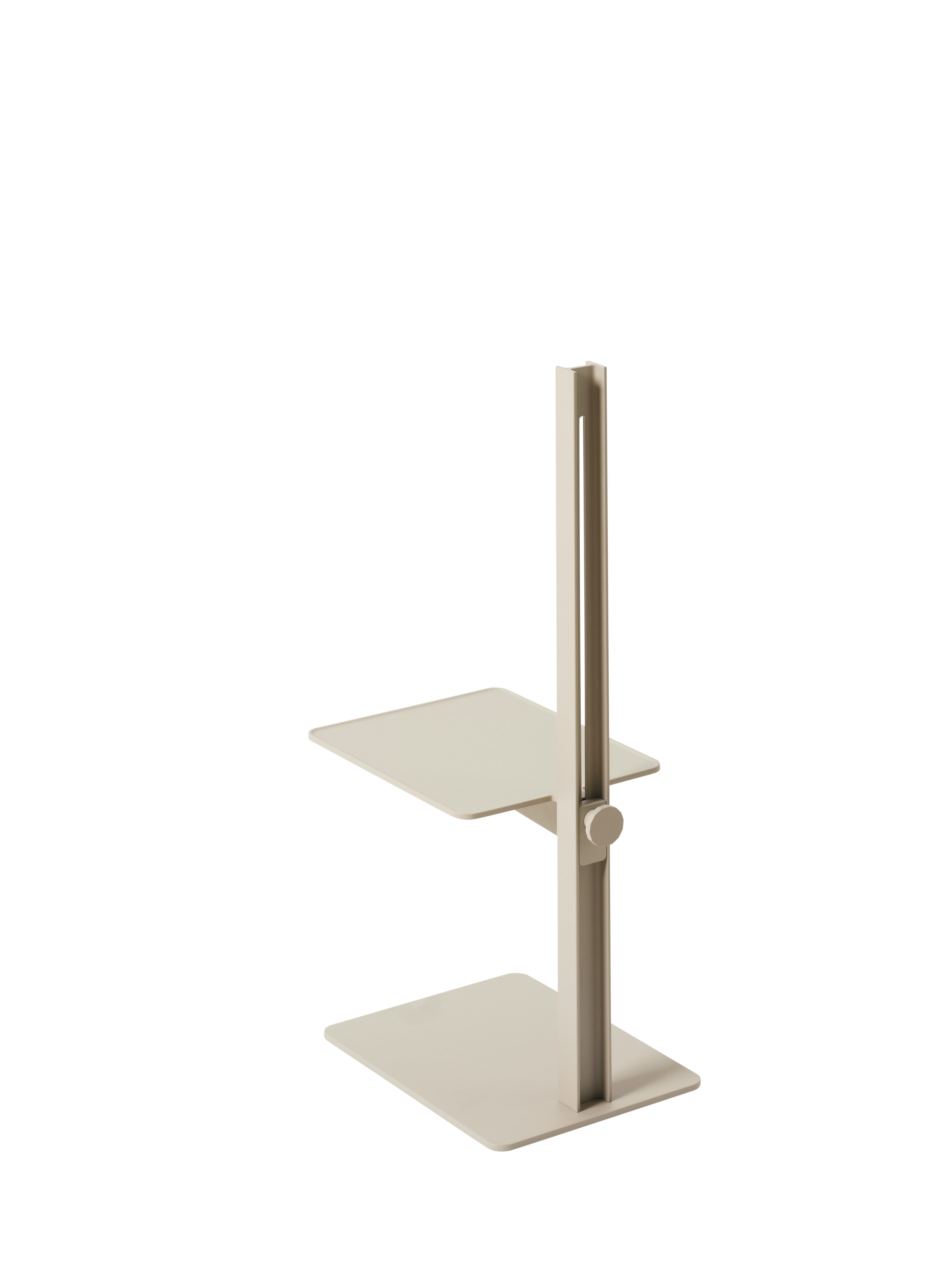 Museum Sidetable is a height-adjustable table in aluminum and steel. It has a variety of uses: Flower pedestal, small extra table by the sofa, bedside table, hallway table and more. The side table has the following dimensions: w24 x d30 x h76.5 cm where the highest height is 73 cm, and the lowest height is 32 cm.