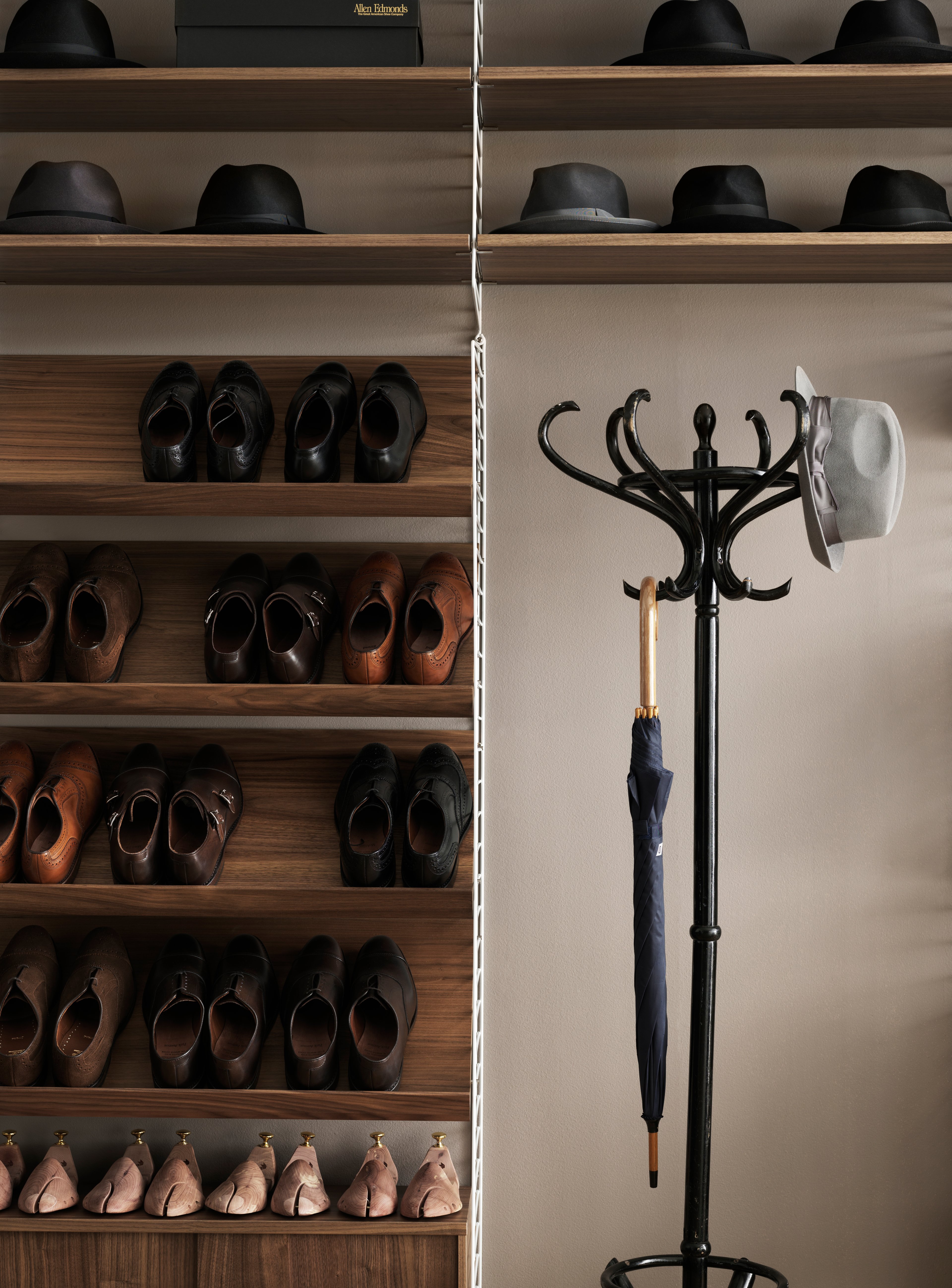 Tidsskriftshyllorna i trä finns i två bredder, 58 cm och 78 cm, och passar med 30 cm djupa trådgavlar från String® System. Tidsskrifthyllorna skapar karaktär och ger dig möjlighet att visa din favoritbok eller bryta av din bokhylla med en plats för tidningar och magasin. Välj bland olika färger och träslag som passar just din stringhylla. Det medföljer upphängningsbeslag i förpackningen.