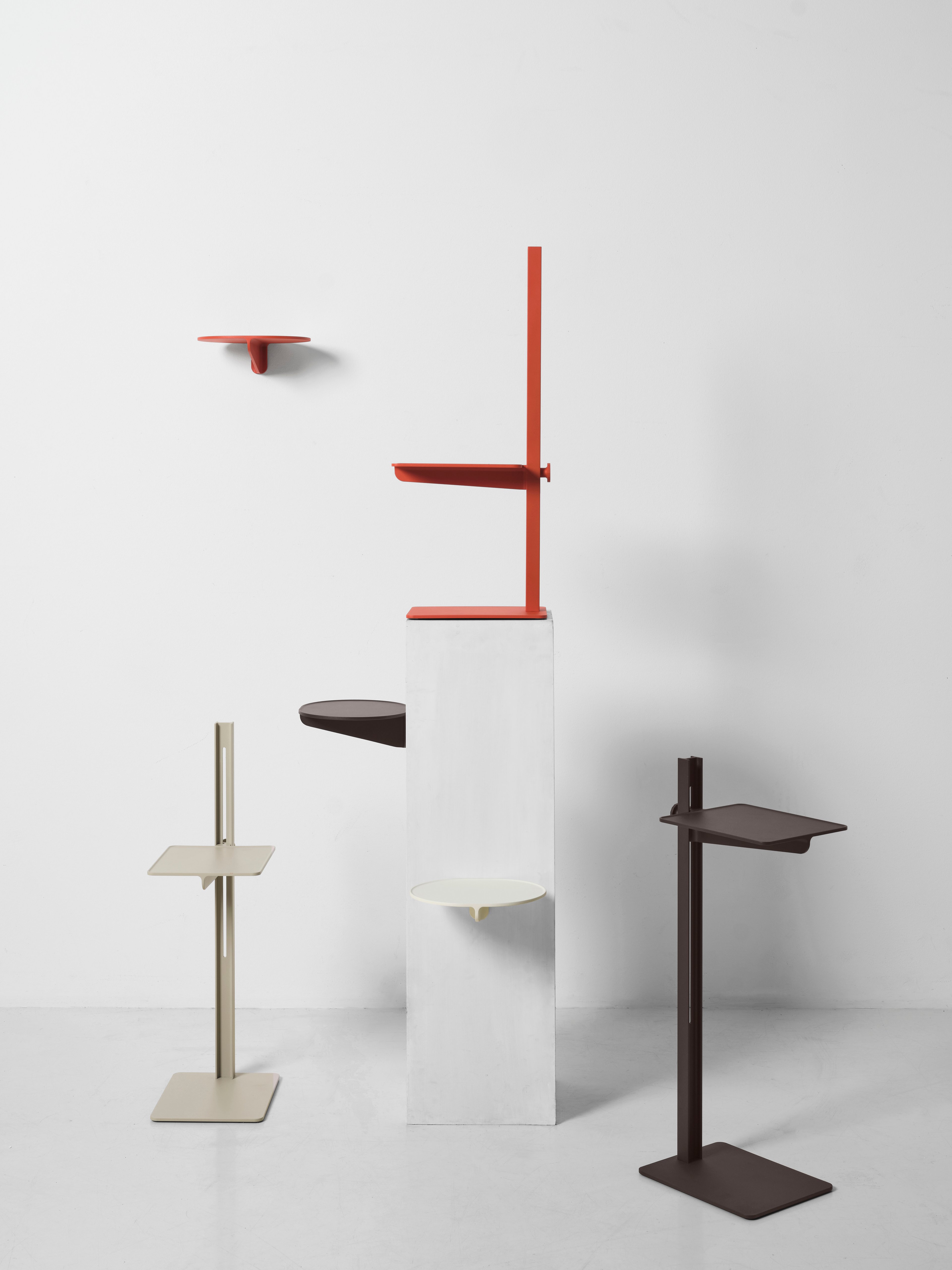 Der Museum Sidetable ist ein höhenverstellbarer Tisch aus Aluminium und Stahl. Er ist vielseitig einsetzbar: Blumenständer, kleiner Sofa-Beistelltisch, Nachttisch, Dielentisch und mehr. Der Sidetable hat folgende Maße: B 24 x T 30 x H 76,5 cm. Die maximale Höhe beträgt 73 cm, die niedrigste Höhe 32 cm.