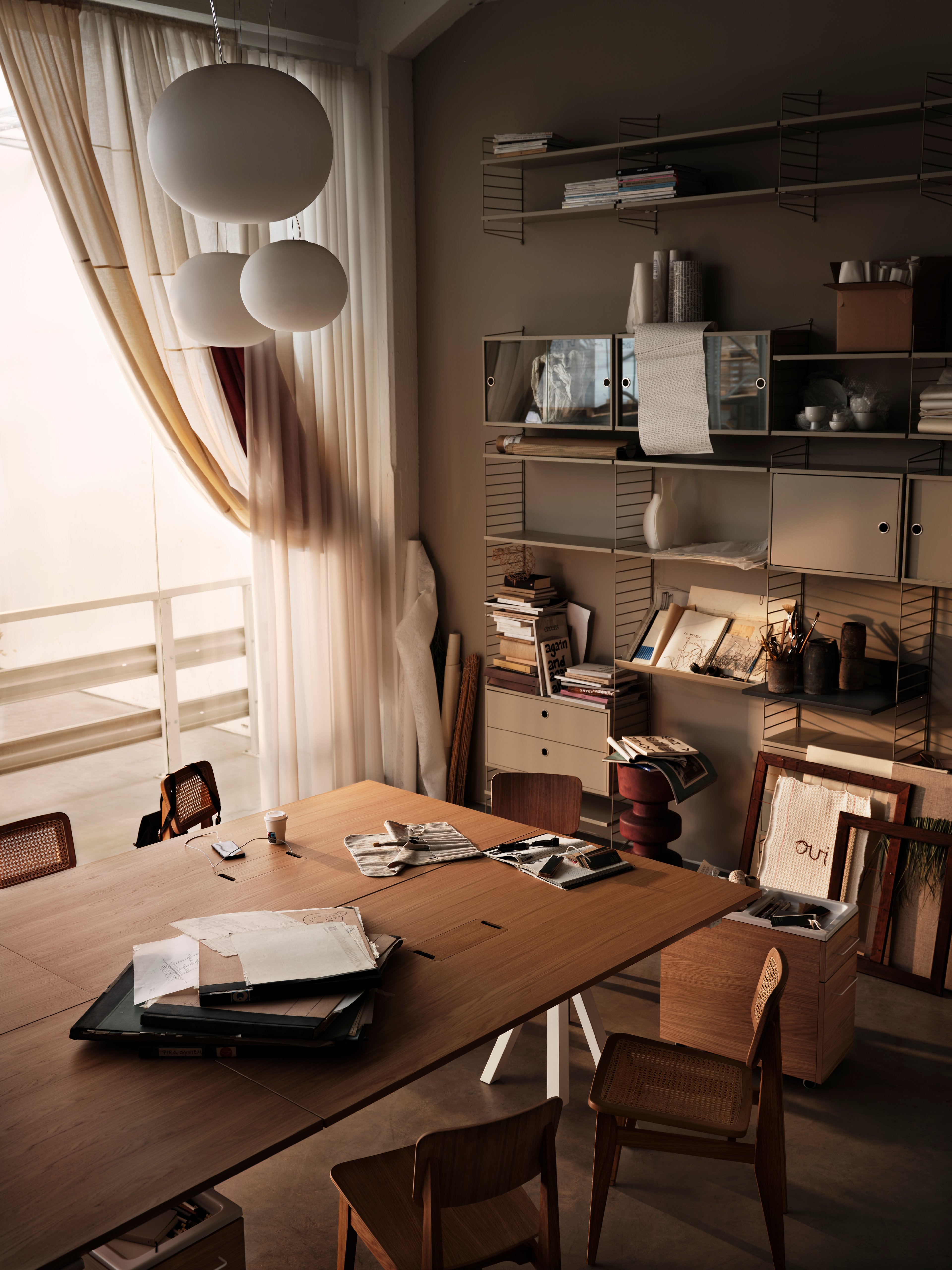 With its unique design, the work desk from Works makes it possible to create flexible workspaces. The work desk consists of one fixed table frame and one work desk with cable cover and the height can be adjusted 1 cm. The work desks with 78 cm depth are available in three widths: 120, 140 and 160 cm. The work desk with 90 cm depth and 180 cm width is intended for a meeting table or for a larger workspace, which is why the cable cover is placed in the middle. The frame’s height (including the work desk) is 72.5 cm and fits to all work desks.