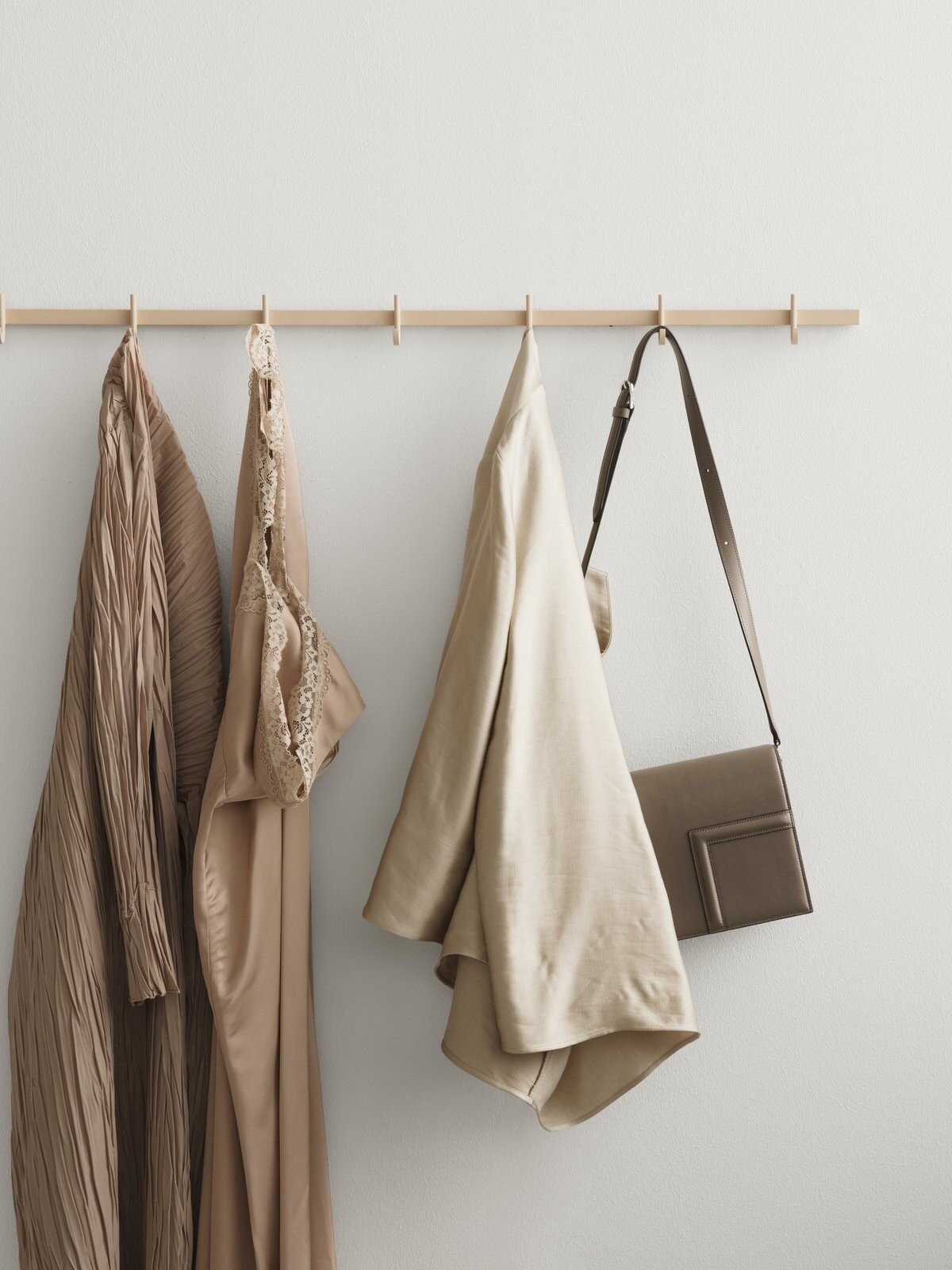 Hook rail from the Relief assortment. Available in three different sizes reflecting the widths of the chests of drawers from Relief. The smallest is 41 cm, the medium-sized is 82 cm, and the largest is 123 cm.