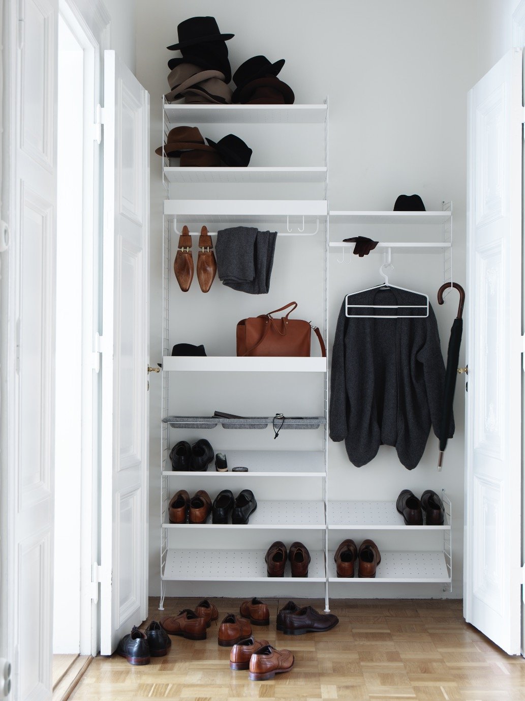 Les étagères à chaussures sont disponibles en deux largeurs, 58 et 78 cm, et en une seule profondeur, 30 cm. Les étagères à chaussures sont compatibles avec les montants grillagés String® System d’une profondeur de 30 cm. Les étagères à chaussures vous aideront à garder votre entrée et votre garde-robe bien rangées. Vous pourrez ranger 2 à 3 paires de chaussures sur une étagère à chaussures de 58 cm de largeur et 4 à 6 paires de chaussures sur une étagère à chaussures de 78 cm de largeur. Chaque emballage contient une étagère à chaussures.
