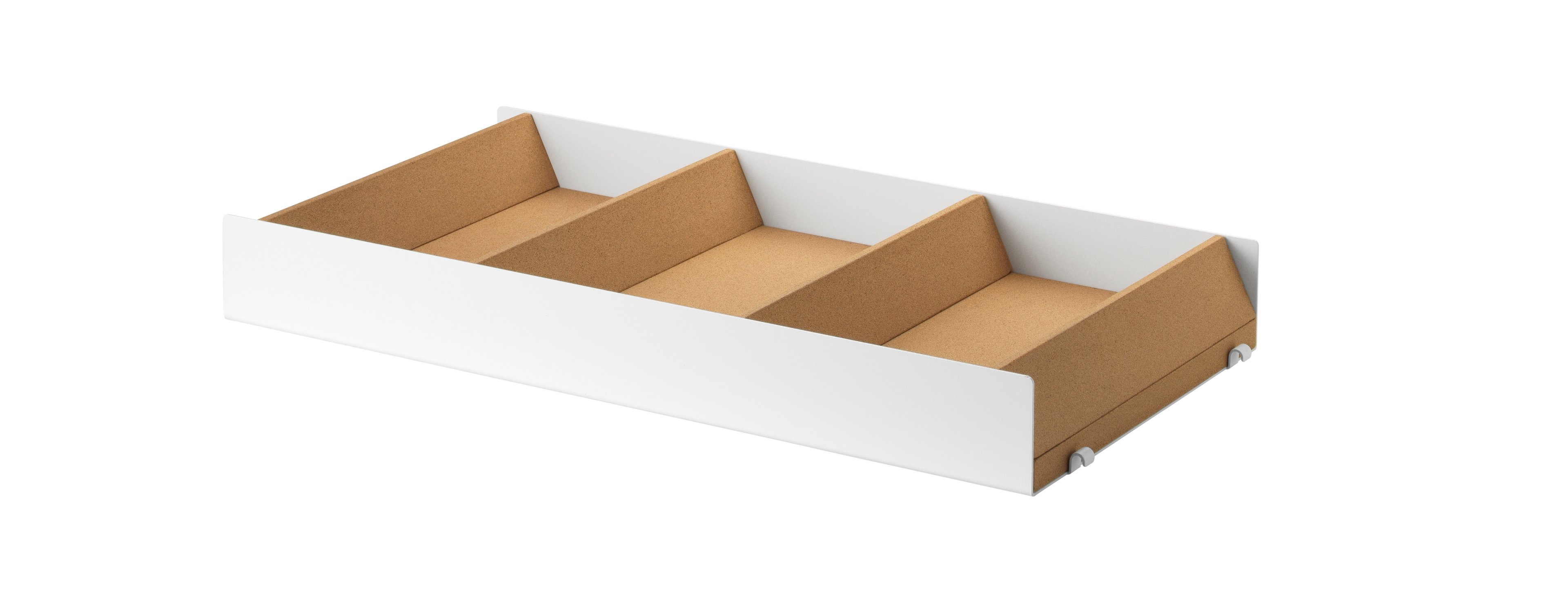 Die Fachteiler aus Kork gehören zu unserem Zubehörsortiment und sind ein hervorragender Küchenhelfer. Stellen Sie sie einfach auf die Unterlage aus Kork und schon haben Sie praktische separate Fächer auf Ihren Regalablagen aus Metall. Die Fachteiler haben folgende Maße: B 5,5 x T 30 x H 5 cm. Eine Verpackungseinheit enthält vier Fachteiler aus Kork.