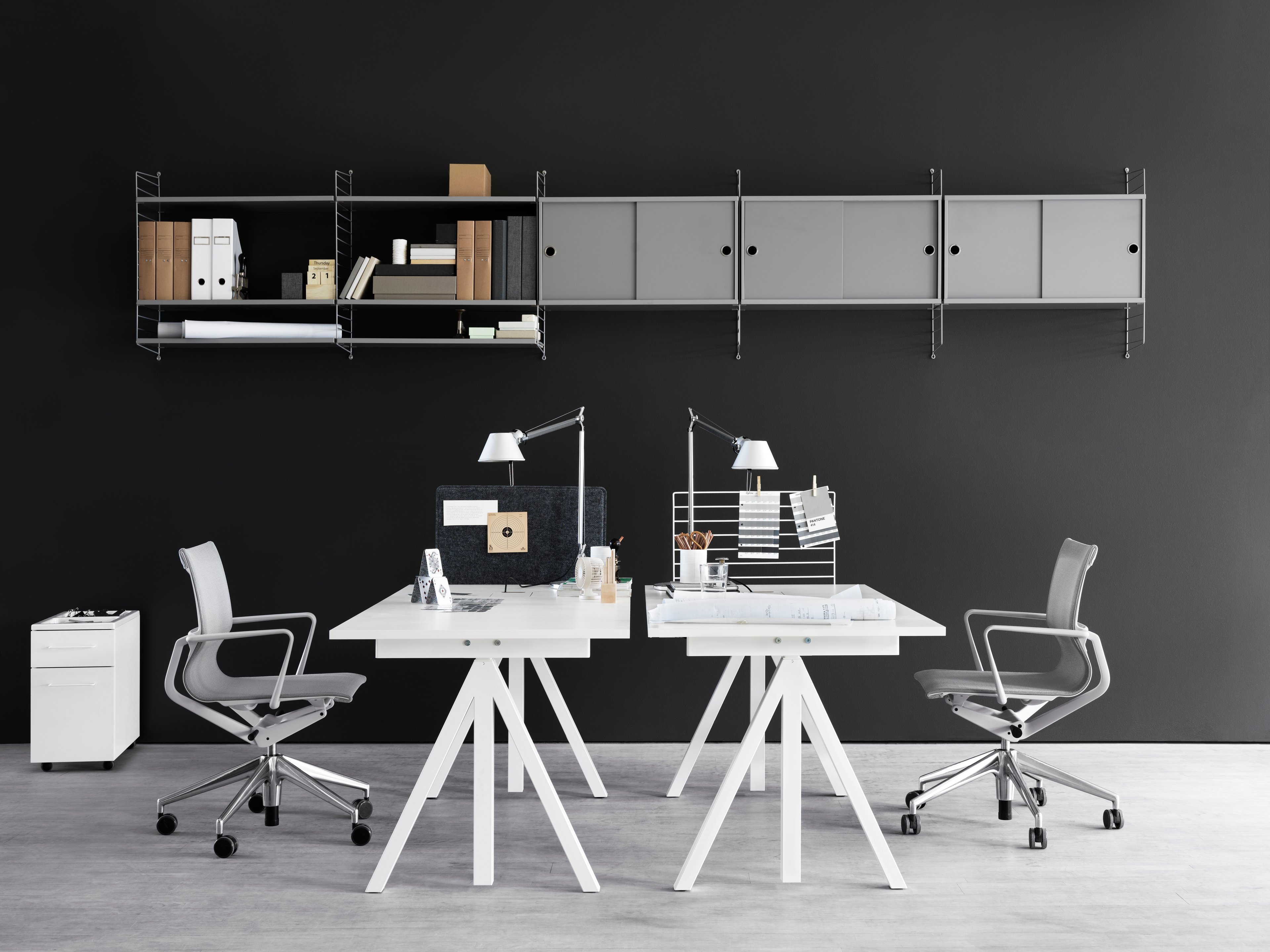 With its unique design, the work desk from Works makes it possible to create flexible workspaces. The work desk consists of one fixed table frame and one work desk with cable cover and the height can be adjusted 1 cm. The work desks with 78 cm depth are available in three widths: 120, 140 and 160 cm. The work desk with 90 cm depth and 180 cm width is intended for a meeting table or for a larger workspace, which is why the cable cover is placed in the middle. The frame’s height (including the work desk) is 72.5 cm and fits to all work desks.