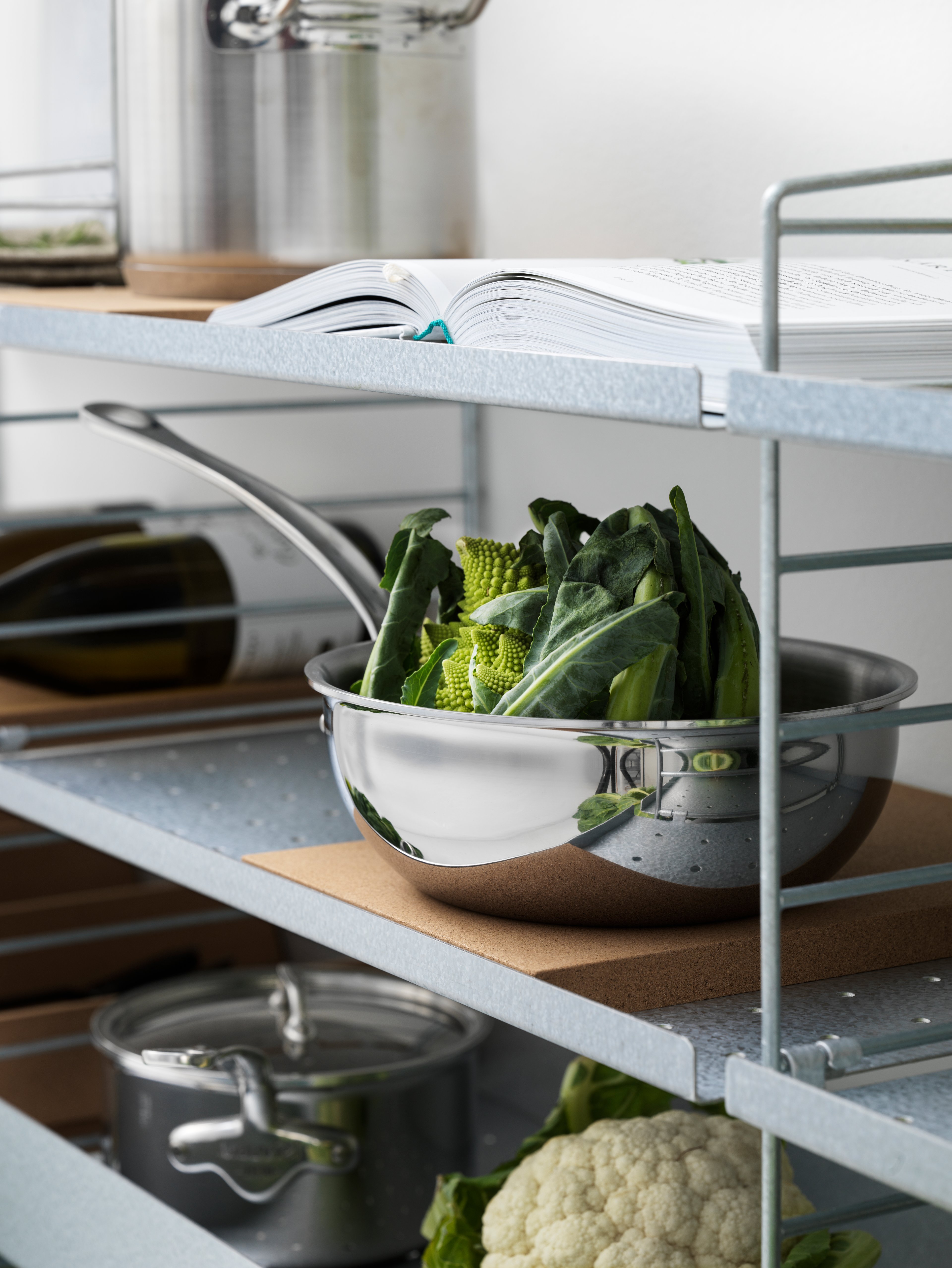 Die galvanisierten Regalböden von String® System wurden für den den Außenbereich entwickelt. Die Regalböden mit niedriger Kante von 2 cm sind in der Breite 58 cm und den Tiefen 20 cm und 30 cm erhältlich. Die Regalböden mit hoher Kante von 7 cm sind in der Breite 58 cm und der Tiefe 30 cm erhältlich. Gestalten Sie eine minimalistische Regalkombination nur mit Regalböden derselben Kantenhöhe oder kombinieren Sie beide Kantenhöhen zu einem dynamischeren Design. Fügen Sie Zubehör hinzu, um Ihre Aufbewahrungsmöglichkeiten im Freien zu optimieren. Die Regalböden passen zu den galvanisierten Regalleitern aus Metallgitter von String® System und lassen sich ganz leicht versetzen. Die galvanisierten Regalböden halten jedem Wetter stand und können ganzjährig draußen bleiben. Eine Verpackungseinheit enthält einen galvanisierten Regalboden.