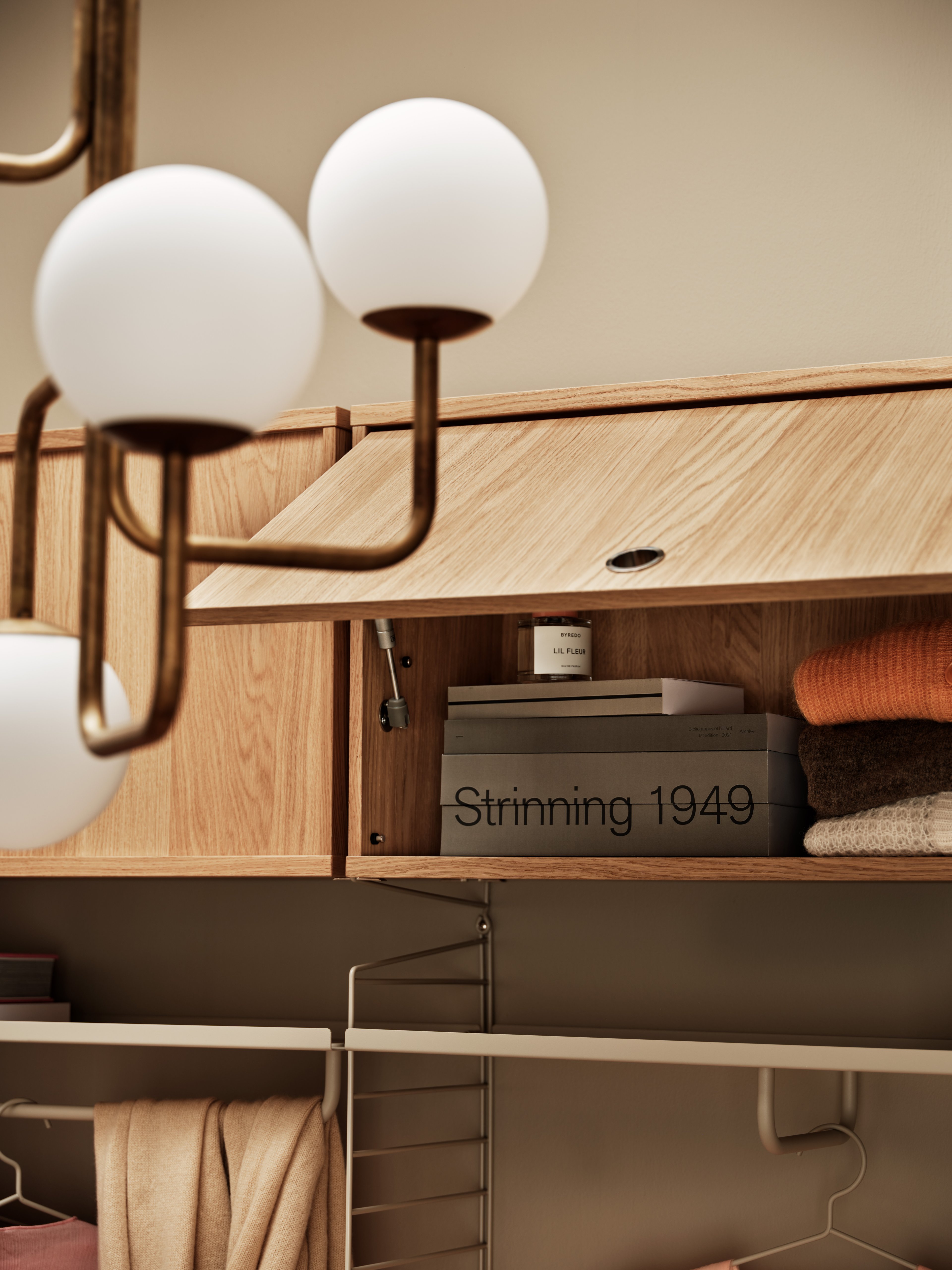 The Cabinet with flip door is available in two widths, 78 cm and 58cm, and one depth, 30 cm. The height of the cabinet is 42 cm. The cabinet fits together with all 30 cm deep wire and plex panels from String® System. The cabinet consists of one adjustable inner shelf. The internal dimensions are w75/w54 x d28.5 x h38 cm. The cabinet is delivered unassembled.