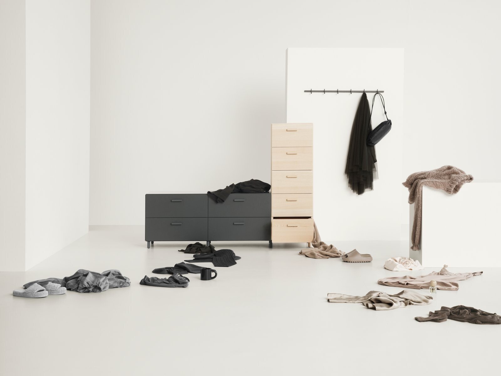 Hook rail from the Relief assortment. Available in three different sizes reflecting the widths of the chests of drawers from Relief. The smallest is 41 cm, the medium-sized is 82 cm, and the largest is 123 cm.
