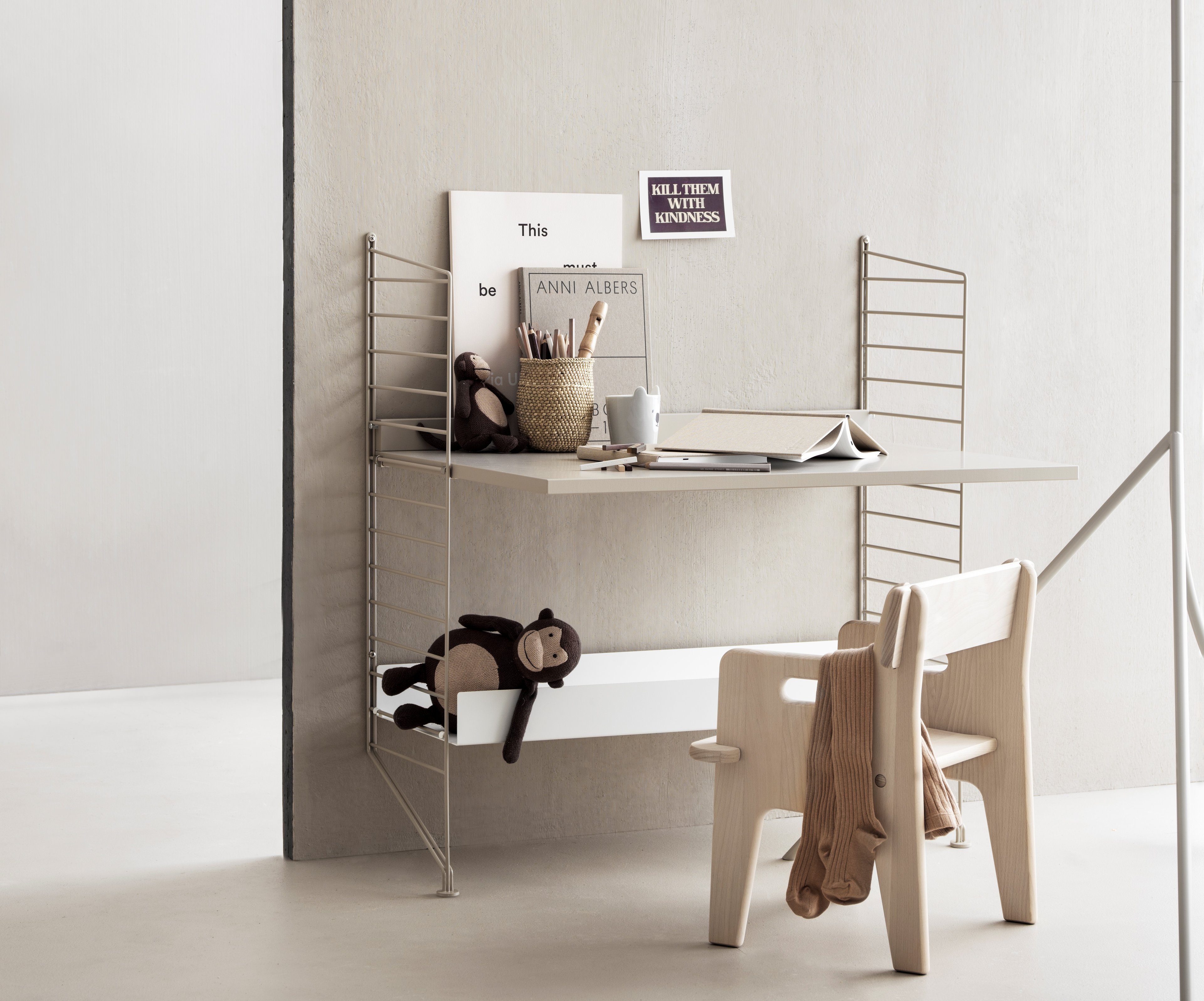 Arbetsskivan finns i en storlek, 78x58 cm, och passar med trådgavlar från String® System med djup 30 cm. Arbetsskivan är smidig att justera efter önskad höjd och kan med fördel användas som arbetsplats eller avlastningsplats i kök och hall. Komplettera arbetsskivan med skrivbordslåda för att ha en plats till pennor, anteckningsblock och annat. Varje förpackning innehåller en arbetsskiva, en list som placeras mot väggen för att fixera arbetsskivan samt hyllbärare. Välj mellan olika färger och träslag.