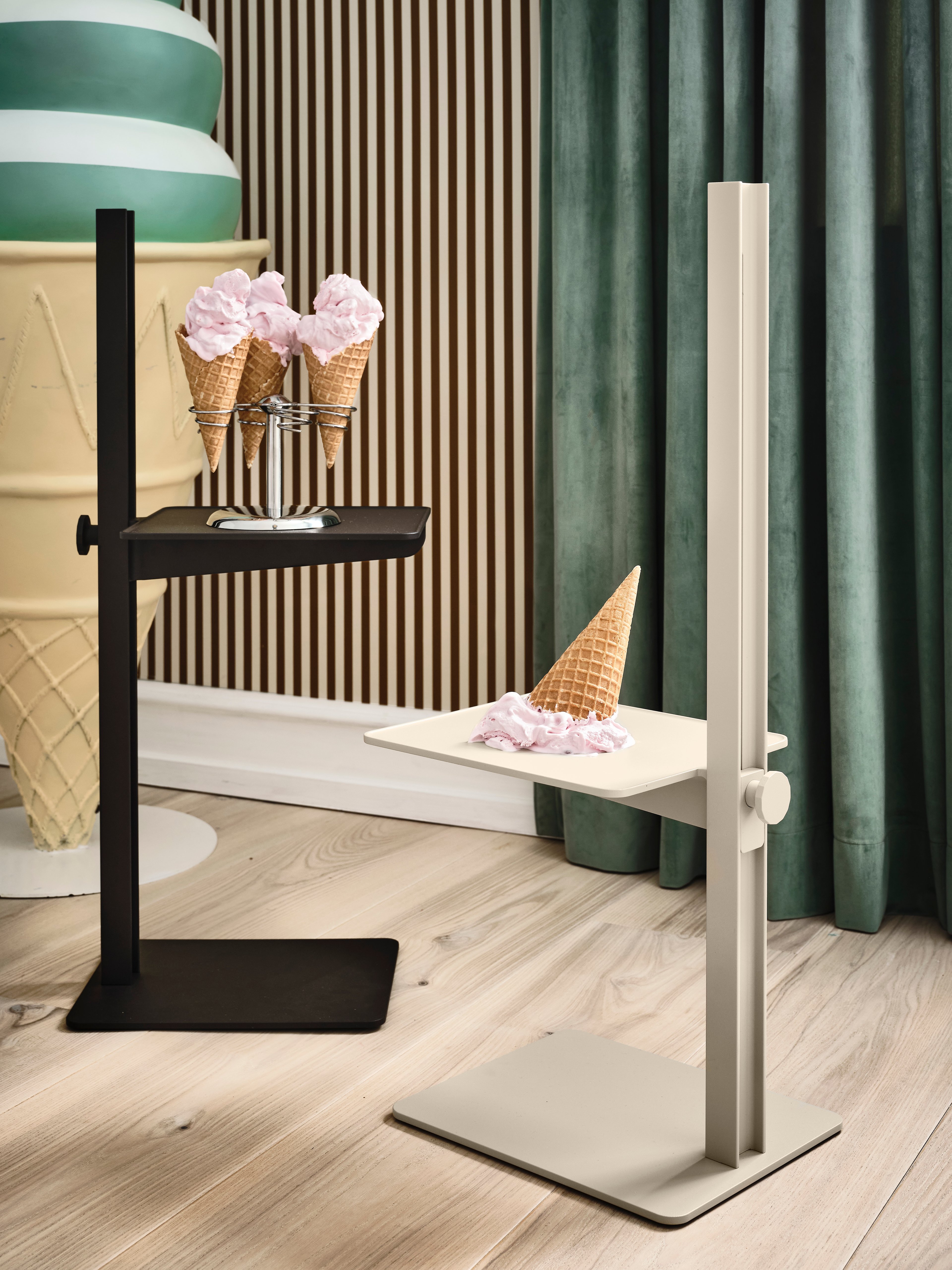 La Museum Sidetable est une table ajustable en aluminium et acier. Elle peut être utilisée de différentes manières : piédestal pour pot de fleurs ou vase, petite table d’appoint près du canapé, table de nuit, table d’entrée, etc. La table d’appoint possède les dimensions suivantes : l24 x p30 x h76,5 cm, la hauteur maximale étant de 73 cm et la hauteur minimale de 32 cm.