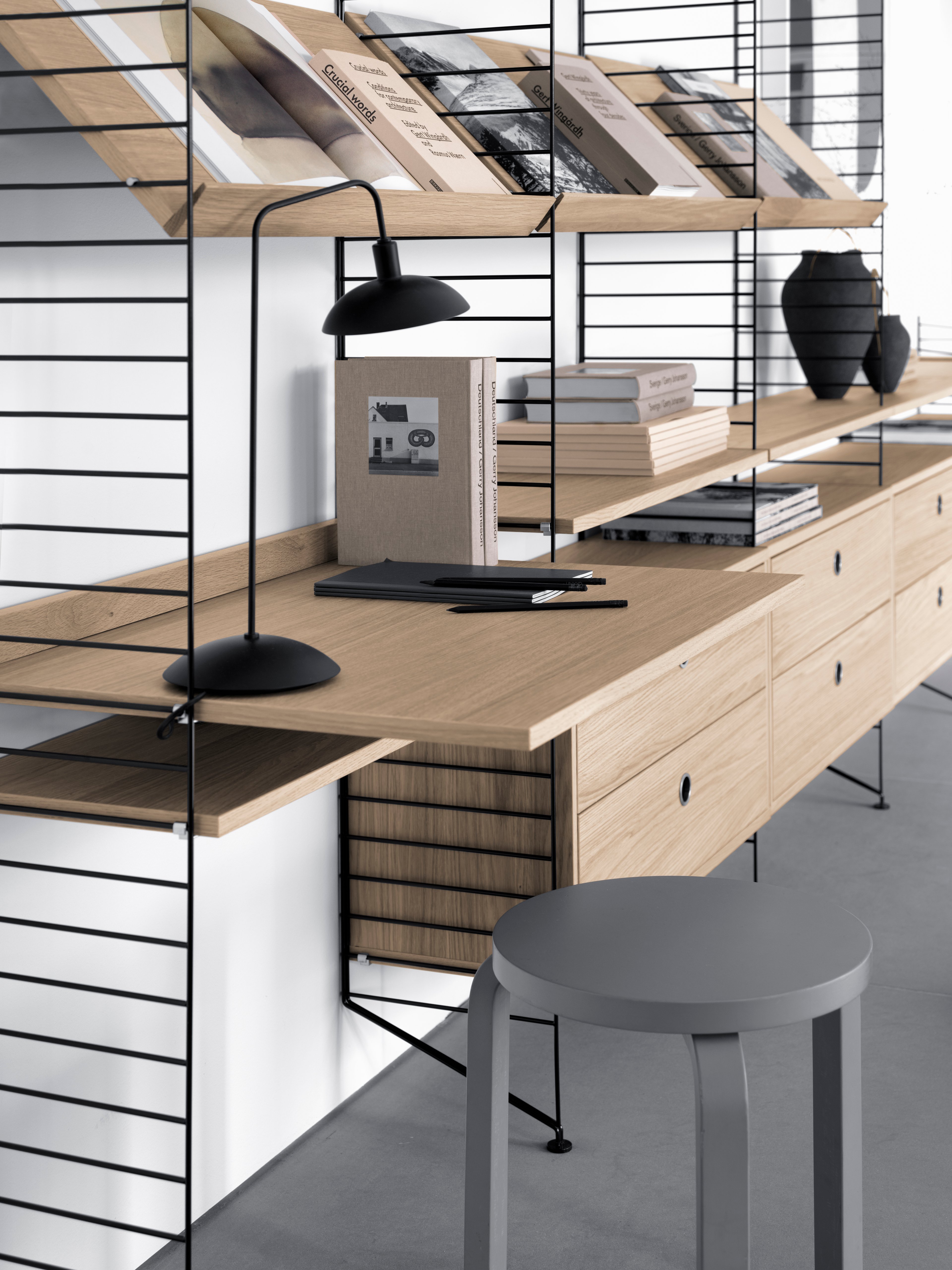Die Schreibtischplatte ist in der Größe 78 x 58 cm erhältlich und passt zu den Gitterleitern von String® System mit einer Tiefe von 30 cm. Die Schreibtischplatte lässt sich einfach in der gewünschten Höhe montieren und findet im Büro, in der Küche, im Flur oder in jedem anderen Raum Verwendung, in dem Sie einen zusätzlichen Tisch gut gebrauchen können. Machen Sie Ihren Arbeitsplatz komplett, indem Sie eine Schreibtischschublade unter der Schreibtischplatte montieren. Dort haben Stifte, Notizblöcke usw. Platz. Eine Verpackungseinheit enthält eine Schreibtischplatte, eine Leiste für den Abschluss zur Wand zur Stabilisierung und die Halterungen. Sie können zwischen verschiedenen Farben und Holzarten wählen.