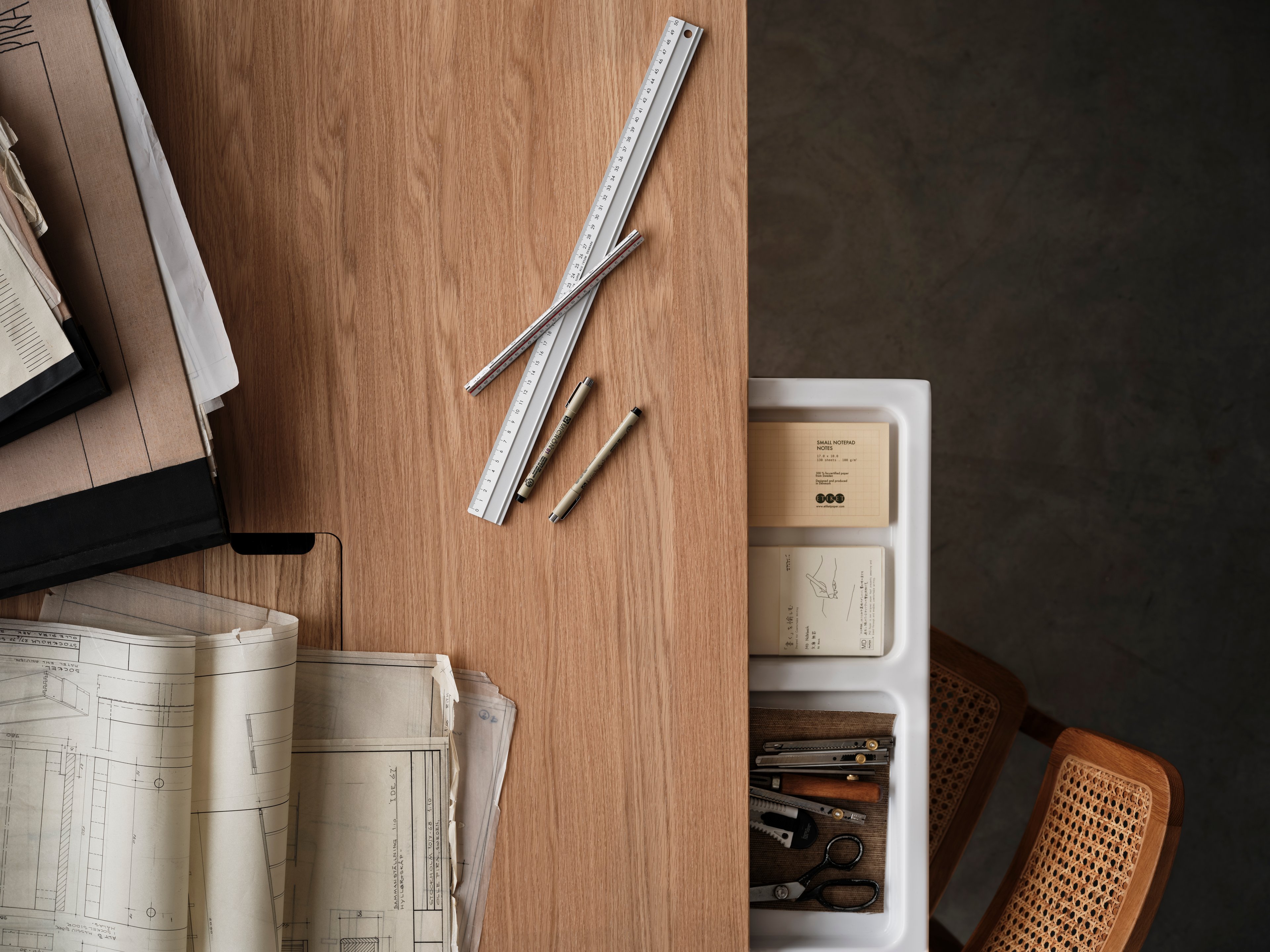 Die Schreibtischschubladen von String® System sind sehr praktisch und schaffen Platz auf Ihrem Schreibtisch. Sie passen ebenso gut zu den Arbeitstischen von Works™ wie zur Schreibtischplatte von String® System. Die Schreibtischschublade hat zwei Fächer nebeneinander mit folgenden Innenmaßen: B 24 x T 23,5 x H 3,5 cm.