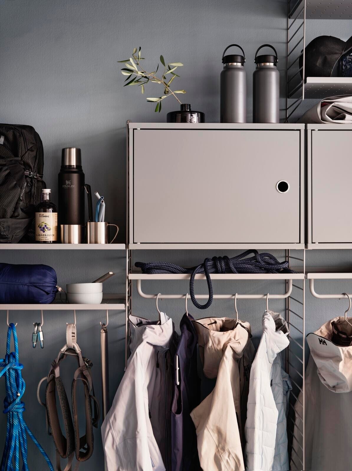 Das Schrankelement mit Schwenktür ist in der Breite 58 cm und der Tiefe 30 cm erhältlich. Das Schrankelement passt zu allen Regalleitern aus Metallgitter und Plexiglas von String® System mit einer Tiefe von 30 cm. Es sieht sehr stylisch aus, wenn Sie mit einem auffälligeren Element, beispielsweise einem Schrankelement, Akzente in Ihrem Regalsystem setzen. Außerdem gewinnen Sie dadurch mehr Stauraum. Die Tür kann an jeder Seite des Schrankelements angebracht werden. Das Schrankelement besteht aus einem Einlegeboden, der versetzt werden kann. Die Innenmaße betragen: T 54 x T 26 x H 38 cm. Das Schrankelement wird zerlegt geliefert.