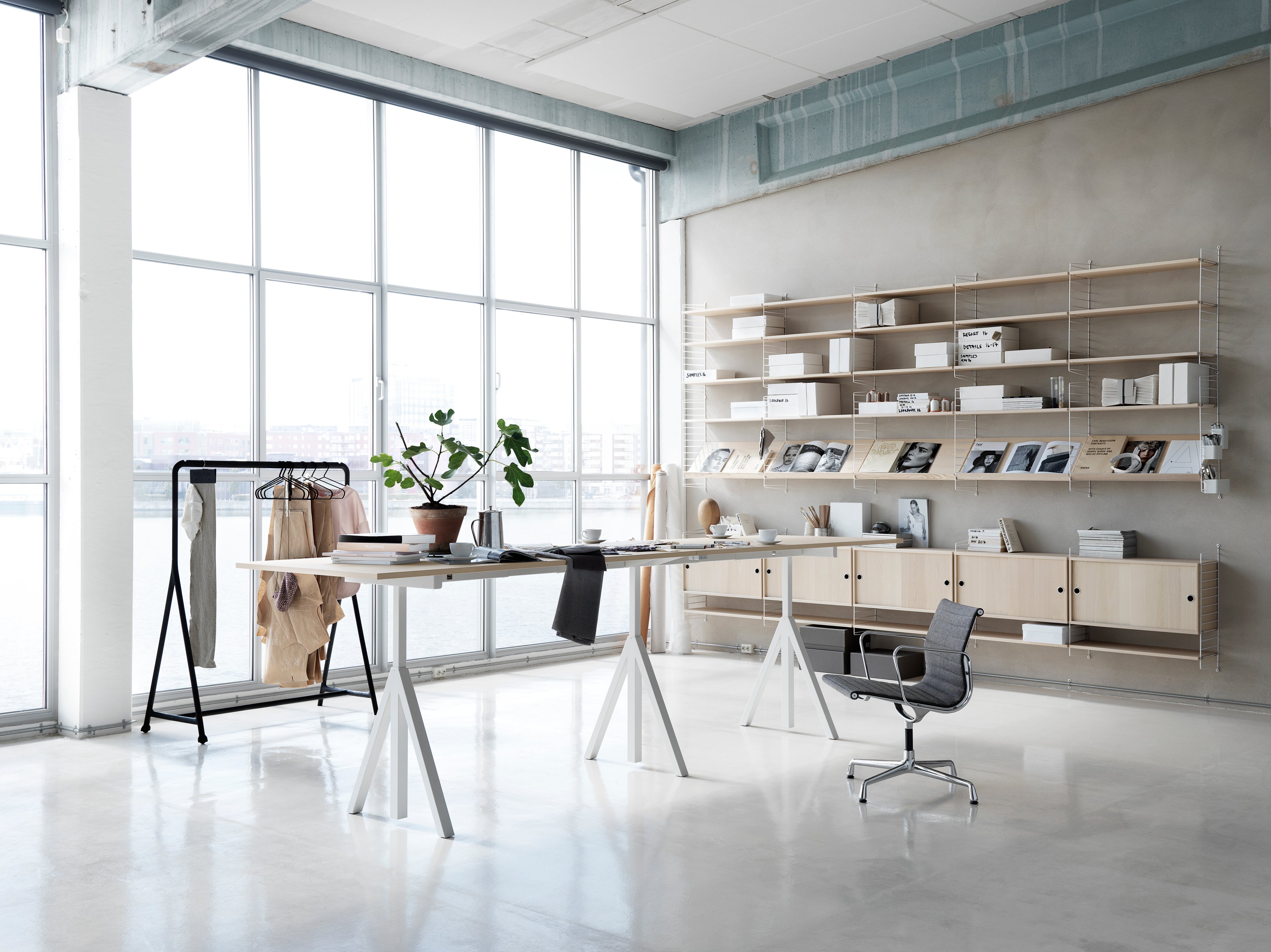 The height-adjustable conference table from Works™ makes it possible to create a flexible and ergonomic environment to hold meetings. The conference table consist of one height-adjustable table frame, one extension leg and two work desks with dimensions 180 cm x 90 cm with cable cover in the middle. The dimension of the work surface is then 360 cm x 90 cm. The conference table’s highest height is 118.5 cm and the lowest height is 71.5 cm.