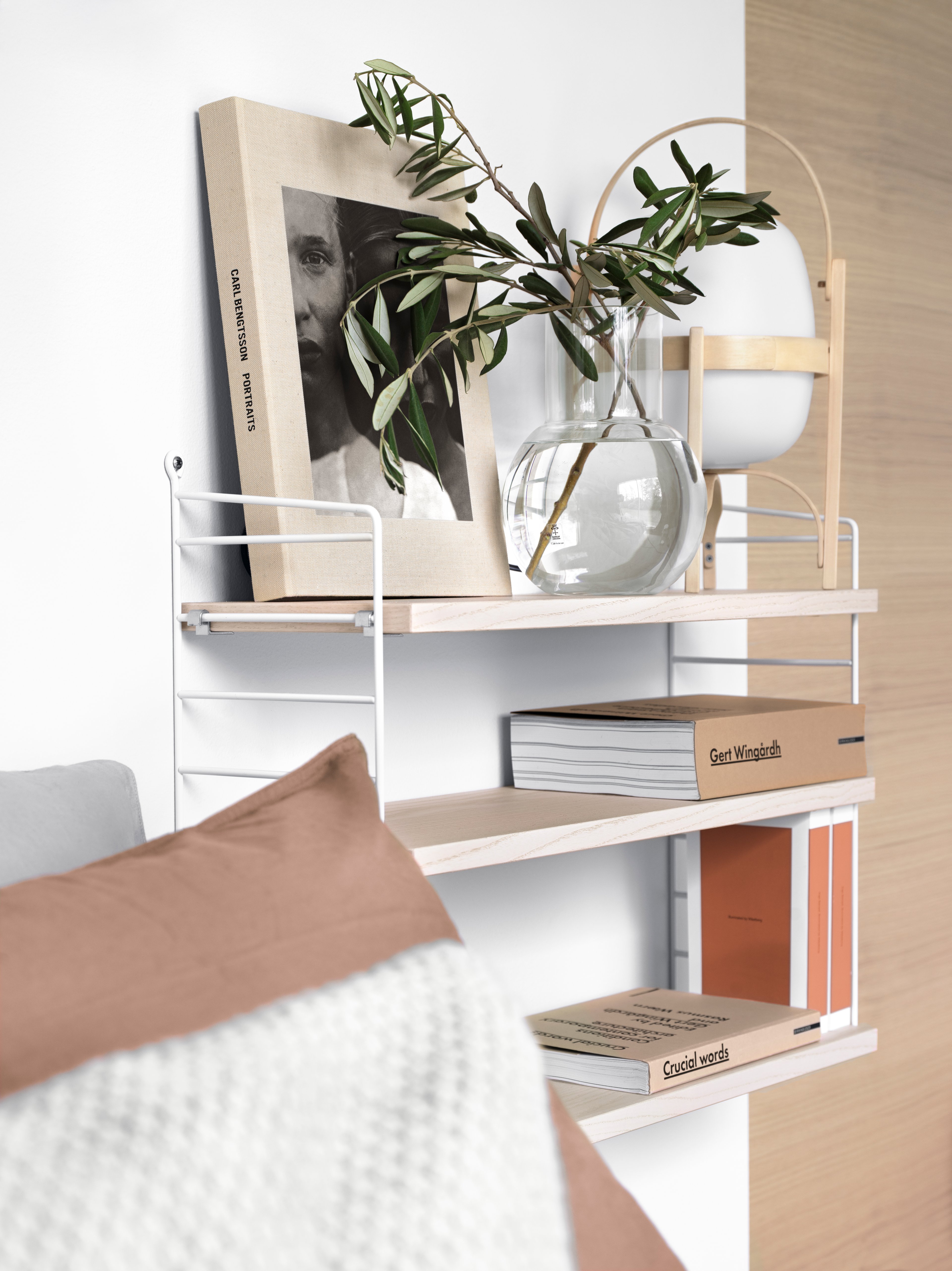 Hyllplanen i trä finns i två bredder, 58 cm och 78 cm, samt två djup, 20 cm och 30 cm. Hyllplanen passar med tråd- och plexgavlar från String® System så länge hyllplanen och gavlarna har samma djup. Hyllplanen är smidiga och enkla att flytta runt efter tycke och smak. Skapa en hylla i ett monokromt utförande eller blanda hyllplan i olika färger och träslag. Varje förpackning innehåller tre hyllplan samt hyllbärare.

Oavsett om du vill skapa en hylla i ett enhetligt, monokromt utförande eller experimentera med att blanda hyllplan i olika färger och träslag, ger String® System dig möjligheten att skräddarsy din förvaringslösning helt efter eget tycke och smak.