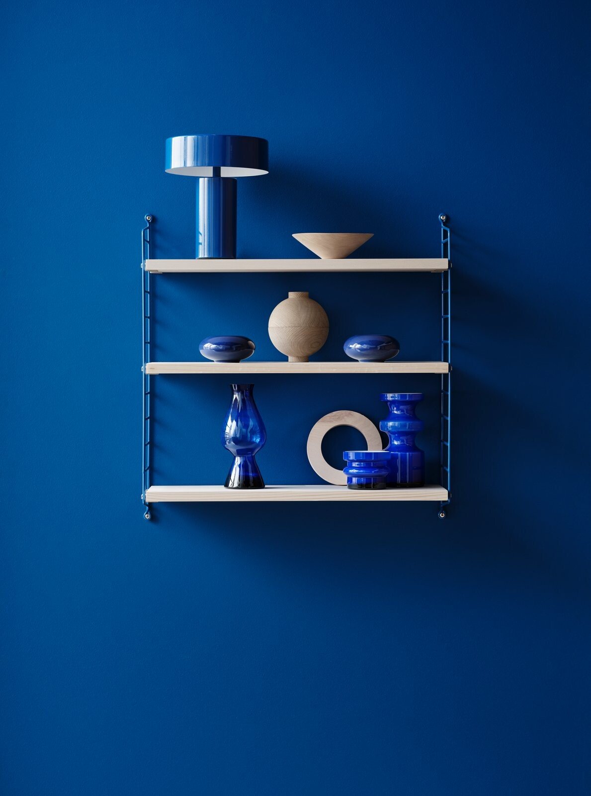 In the autumn 1949, Nisse and Kajsa’s String shelf won first place in Bonniers’ bookcase competition. Made of blue wall panels and pine shelves, their design beat 194 entries from around Europe, the US and even as far away as Australia. For the 75th anniversary of the String shelf, we’ve produced a limited series of 1949 shelves in the original blue wall panels and shelves in solid pine. Just like the winning design from 1949.