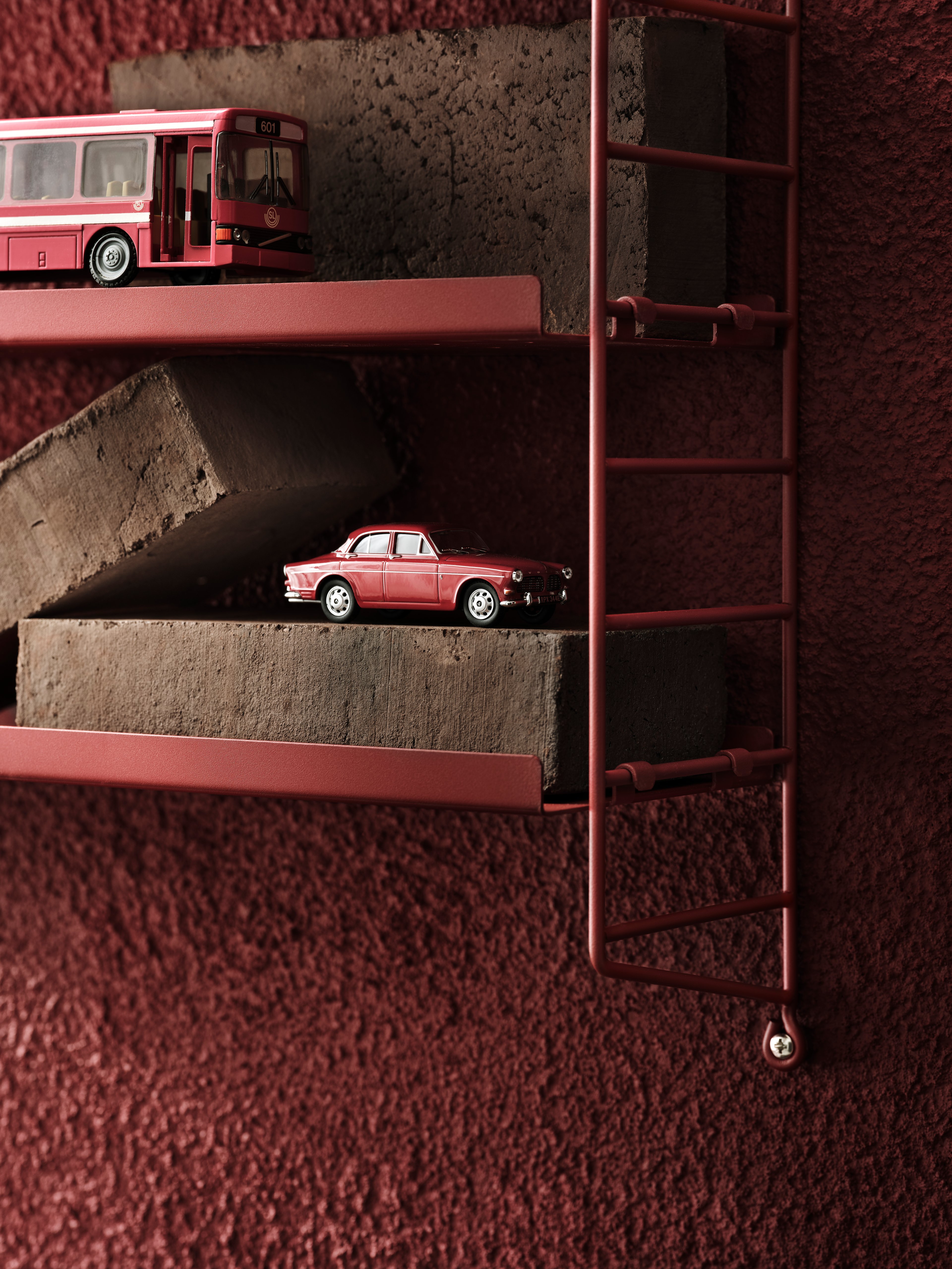 String® Pocket is sold as a complete shelf but is equally flexible as String® System. String® Pocket invites creativity and personality where you can combine two or three String® Pocket shelves into one larger shelf. Mix and match different colours and wooden alternatives to suit your style and preferences. Since the shelf is neat and practical it fits equally well as a nightstand as an extra shelf in your hallway. String® Pocket is sold as one complete unit containing two wire panels, height 50 cm, and three shelves, width 58 cm and depth 15 cm.