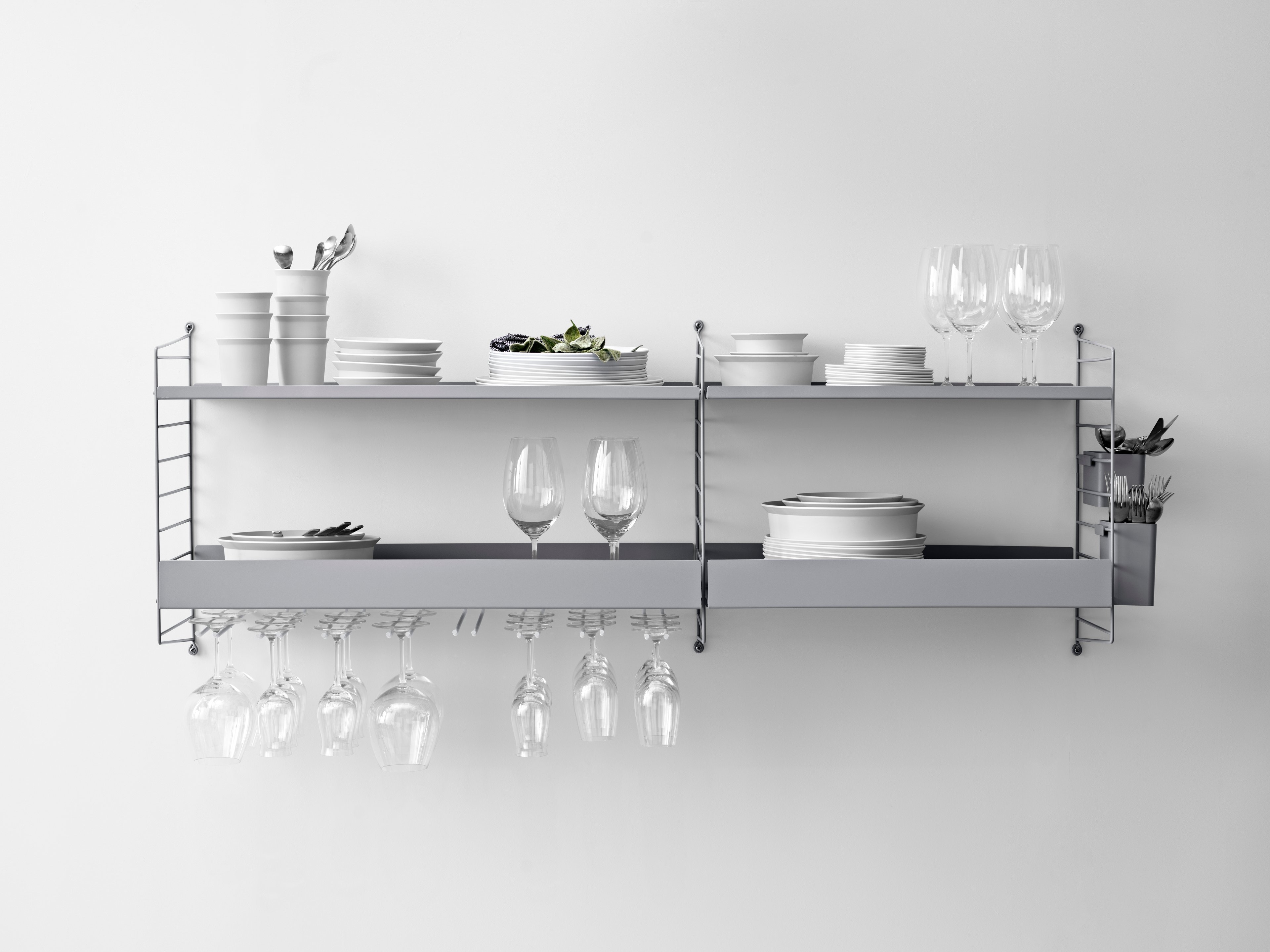 Spjuten är framtagna för att optimera en kombination med metallhyllplan eller galvaniserade hyllplan. Det är den optimala accessoaren för din kökskombination och finns i två djup, 20 cm och 30 cm. Antal vinglas (7 cm kupdiameter) som får plats är: spjut 20 cm djup rymmer 2–3 vinglas och spjut 30 cm djup rymmer 3–4 vinglas. Ett 58 cm brett metallhyllplan rymmer 3 spjut och ett 78 cm brett rymmer 4. Varje förpackning innehåller två spjut, där varje spjut har två uppsättningar av skenor.