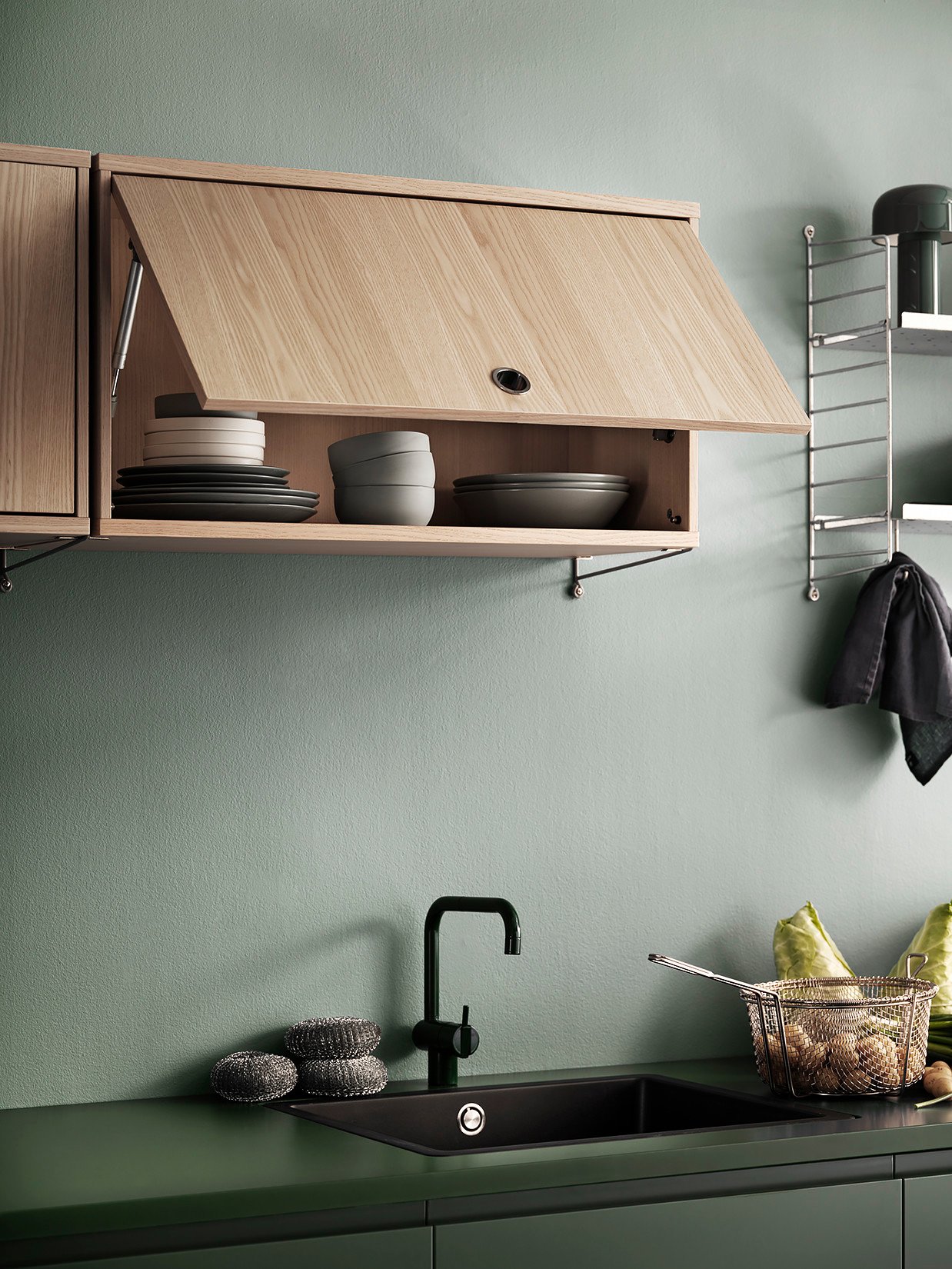 Smart and flexible kitchen combination. With a width of 160 cm and a height of 50 cm, this combination can be placed almost anywhere in your kitchen. The cabinet with flip door opens from the bottom and up to be as little in the way as possible while you are cooking.