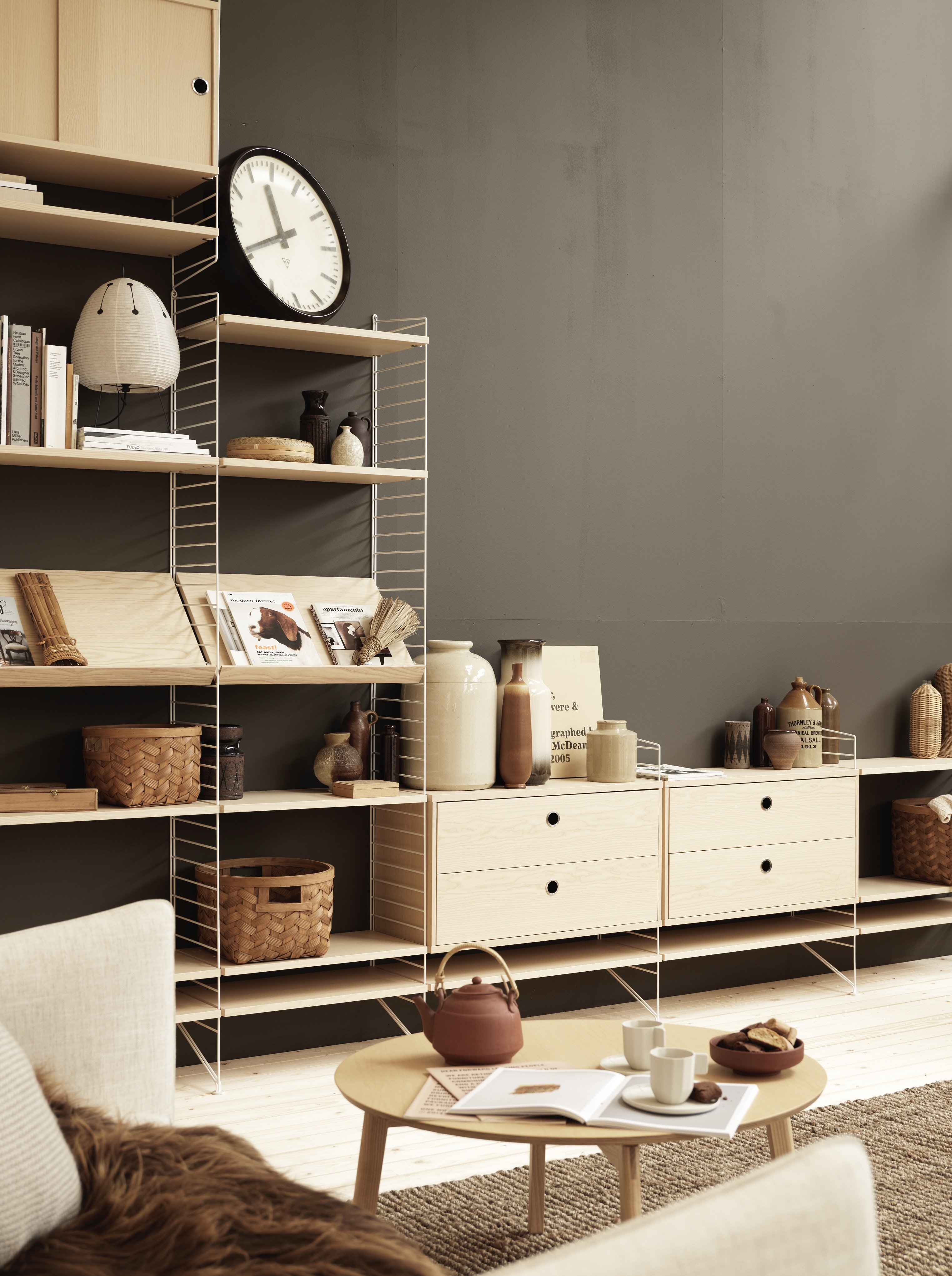Die Schubladenelemente sind in den Breiten 78 cm und 58 cm und der Tiefe 30 cm erhältlich. Die Schubladenelemente passen zu allen Regalleitern aus Metallgitter und Plexiglas von String® System mit einer Tiefe von 30 cm. In die Schubladenelemente sind zwei Schubladen als versteckte Aufbewahrungslösung in Ihrer Regalkombination integriert. Die Schubladenelemente eignen sich hervorragend für den Flur, das Wohnzimmer oder das Kinderzimmer, wo eine versteckte Aufbewahrung sehr sinnvoll ist. Das Schubladenelement B 58 x T 30 x H 42 cm hat Innenmaße (je Schublade) von T 23,7 cm, B 51,3 cm und H 16 cm. Das Schubladenelement B 78 x T 30 x H 42 cm hat Innenmaße (je Schublade) von T 23,7 cm, B 71,3 cm und H 16 cm. Die Schubladenelemente werden zerlegt geliefert.