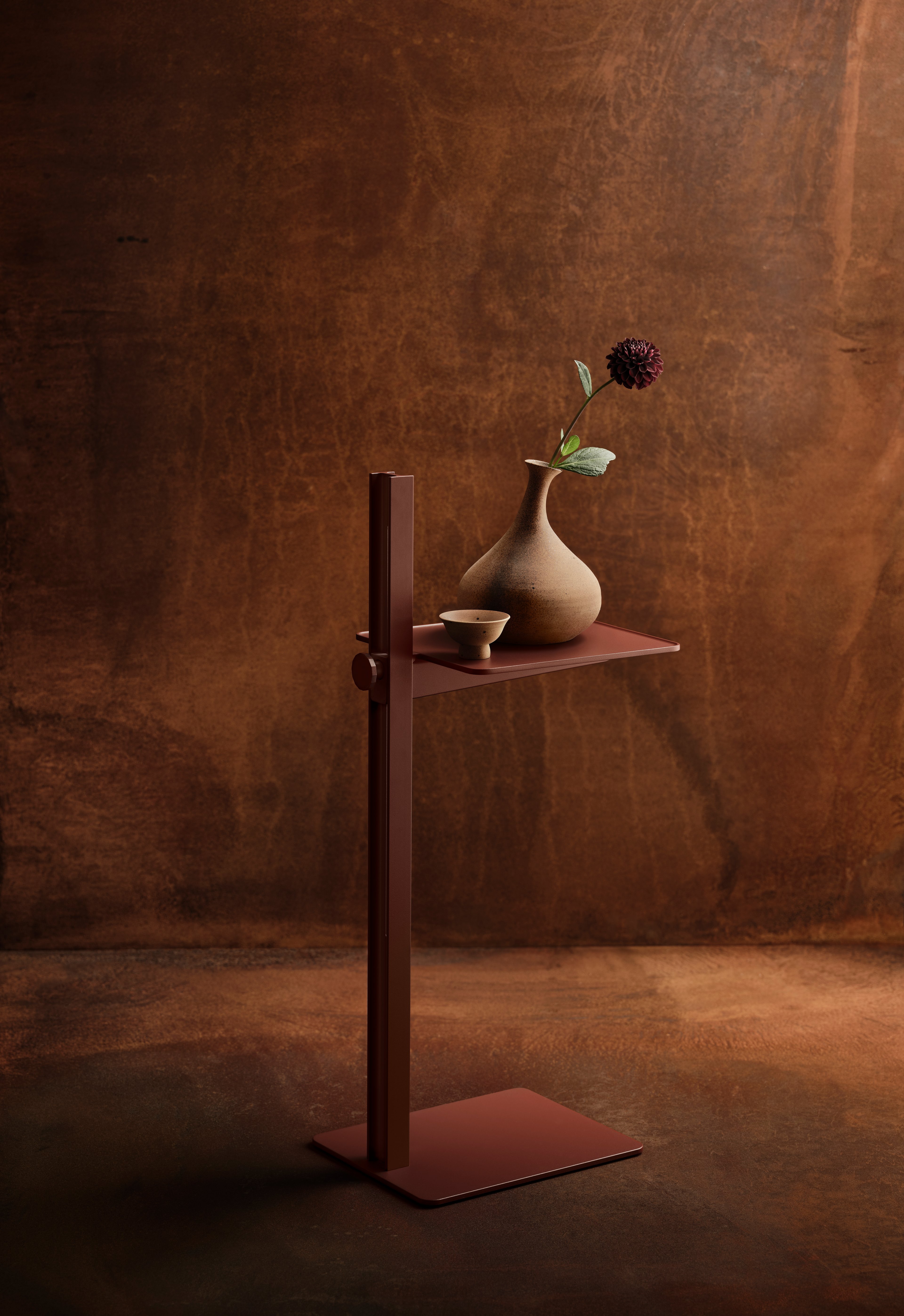 Museum Sidetable is a height-adjustable table in aluminum and steel. It has a variety of uses: Flower pedestal, small extra table by the sofa, bedside table, hallway table and more. The side table has the following dimensions: w24 x d30 x h76.5 cm where the highest height is 73 cm, and the lowest height is 32 cm.