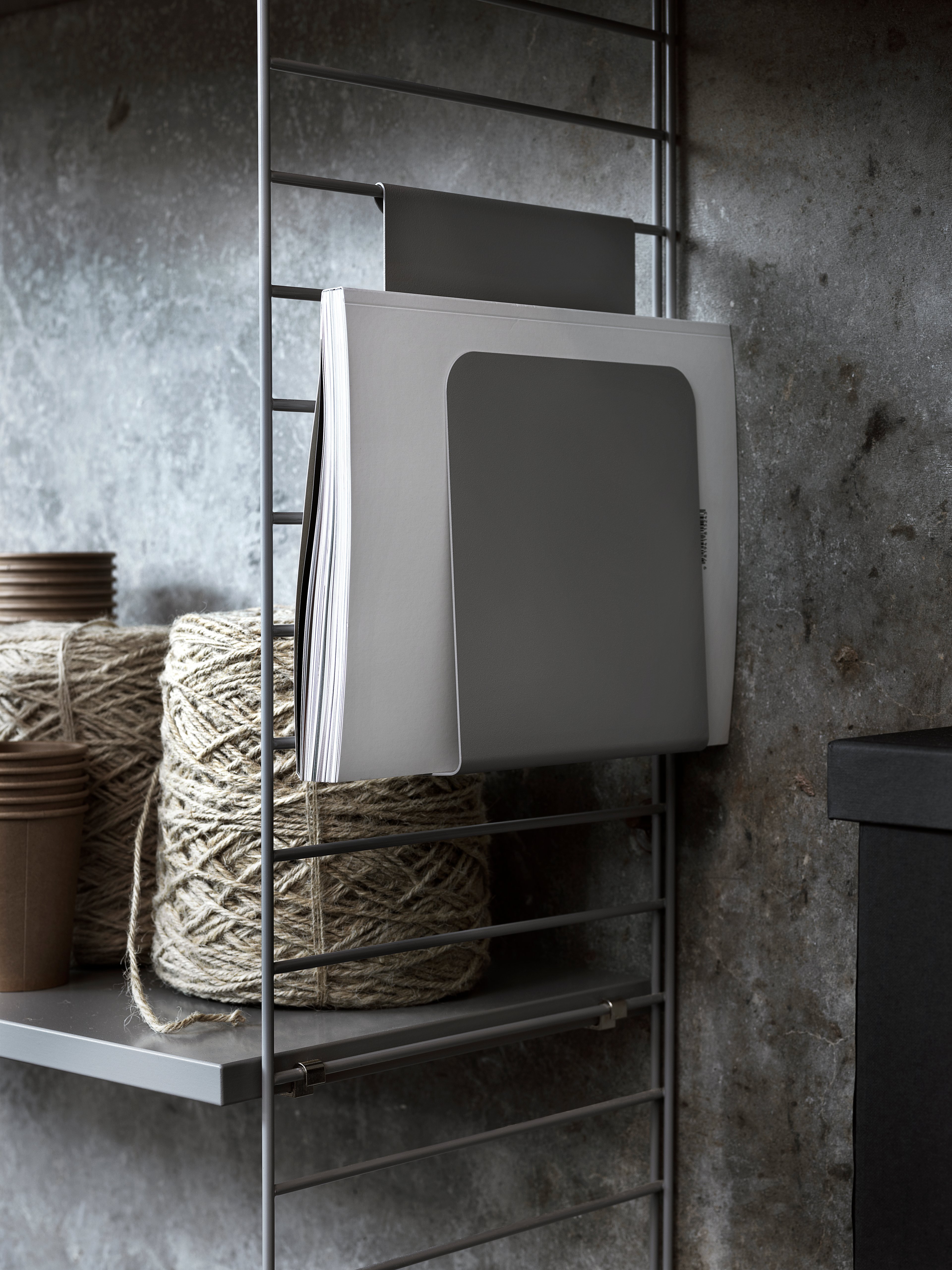 Tidskriftssamlaren passar att hänga på trådgavlar från String® System med 20 och 30 cm djup. Tidskriftssamlaren är designad för att öka hyllans funktionalitet och göra det möjligt för fler och kreativa förvaringslösningar. Den passar såväl till din kökshylla, där den håller ordning på dina matlagningsmagasin, eller i vardagsrummet vid din läshörna för att ha lätt tillgång till din bok.