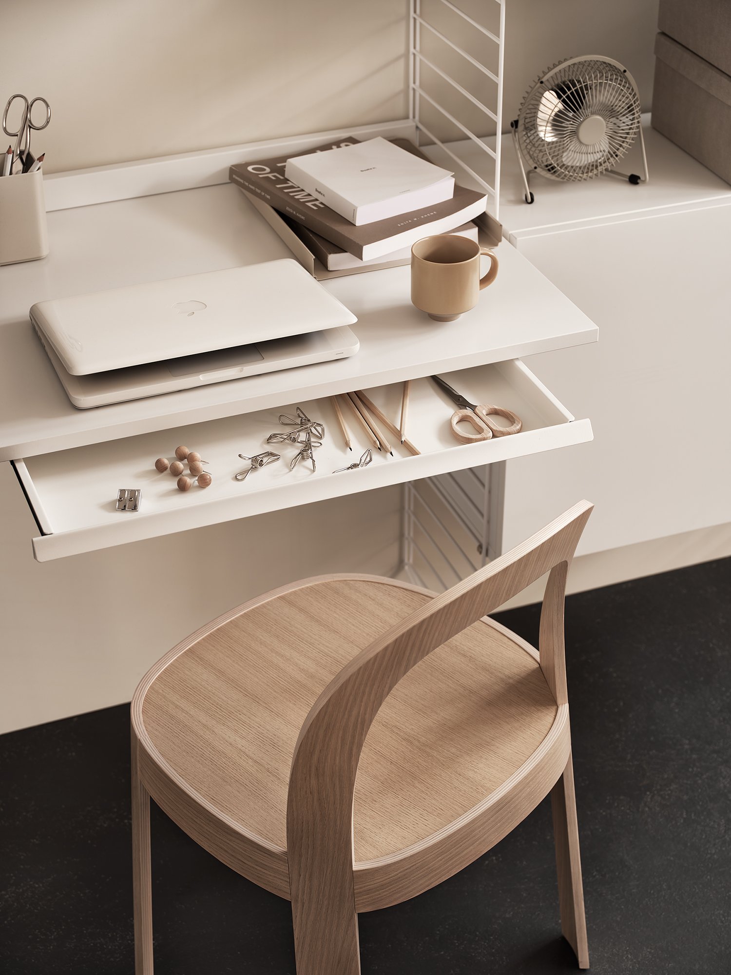 Die Schreibtischplatte ist in der Größe 78 x 58 cm erhältlich und passt zu den Gitterleitern von String® System mit einer Tiefe von 30 cm. Die Schreibtischplatte lässt sich einfach in der gewünschten Höhe montieren und findet im Büro, in der Küche, im Flur oder in jedem anderen Raum Verwendung, in dem Sie einen zusätzlichen Tisch gut gebrauchen können. Machen Sie Ihren Arbeitsplatz komplett, indem Sie eine Schreibtischschublade unter der Schreibtischplatte montieren. Dort haben Stifte, Notizblöcke usw. Platz. Eine Verpackungseinheit enthält eine Schreibtischplatte, eine Leiste für den Abschluss zur Wand zur Stabilisierung und die Halterungen. Sie können zwischen verschiedenen Farben und Holzarten wählen.