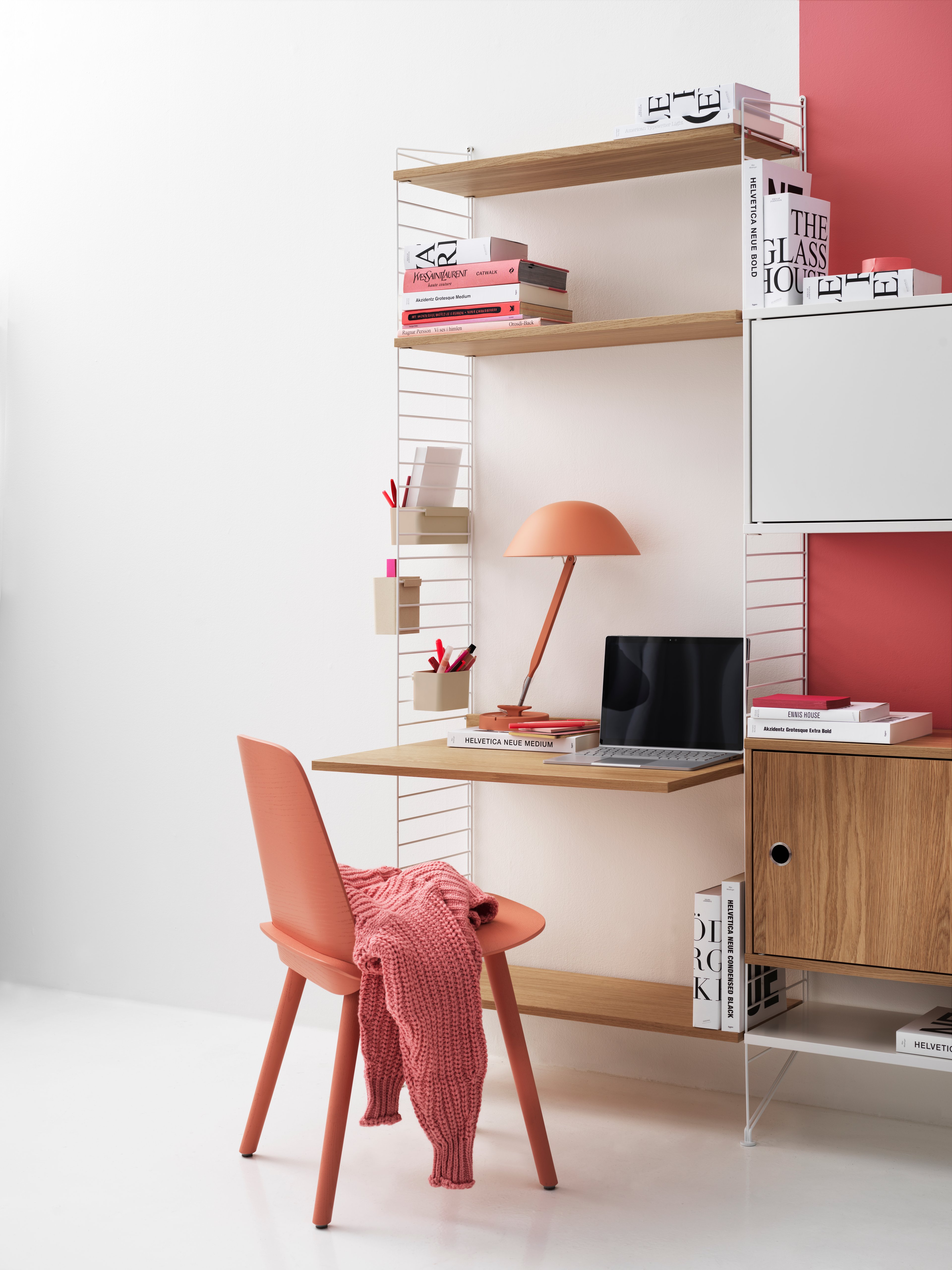 Die Schreibtischplatte ist in der Größe 78 x 58 cm erhältlich und passt zu den Gitterleitern von String® System mit einer Tiefe von 30 cm. Die Schreibtischplatte lässt sich einfach in der gewünschten Höhe montieren und findet im Büro, in der Küche, im Flur oder in jedem anderen Raum Verwendung, in dem Sie einen zusätzlichen Tisch gut gebrauchen können. Machen Sie Ihren Arbeitsplatz komplett, indem Sie eine Schreibtischschublade unter der Schreibtischplatte montieren. Dort haben Stifte, Notizblöcke usw. Platz. Eine Verpackungseinheit enthält eine Schreibtischplatte, eine Leiste für den Abschluss zur Wand zur Stabilisierung und die Halterungen. Sie können zwischen verschiedenen Farben und Holzarten wählen.